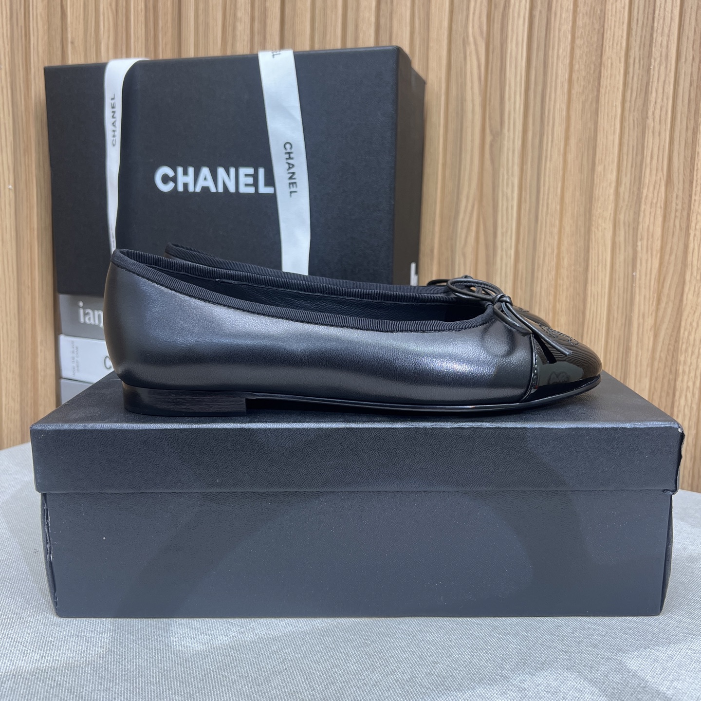 NO:266379,High-version last package version 25Fw early spring latest color chanel small fragrance bow ballet flat shoes Trust me This is a pair of ballet shoes that can take you to a good place. Upper sheepskin inner sheepskin inner sole Italian leather outsole size 35-41 positive size (40.41 custom-made non-return and exchange), ballet shoes, chanel, sheepskin, Leather soles19860909高版本套楦套包版 25Fw早春最新配色chanel小香蝴蝶结芭蕾舞平底单鞋 相信我 这是一双能带你去到好地方的芭蕾舞鞋 鞋面羊皮 内里羊皮内里 鞋底意大利真皮大底 码数35-41正码（40.41定制不退换）,芭蕾舞鞋,chanel,sheepskin,Leather soles,Women's Shoes