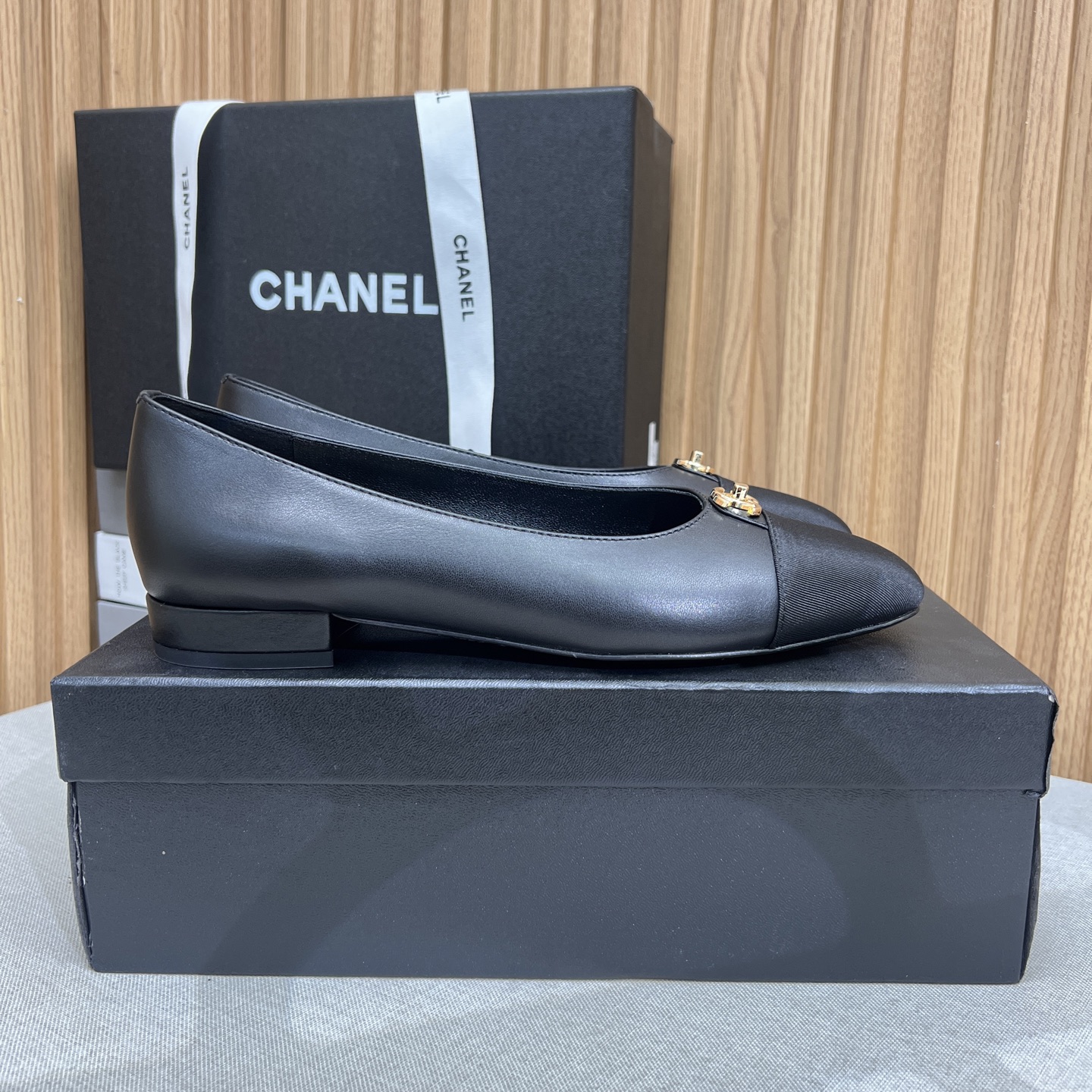 NO:266382,Chanel Xiaoxiang's new double C metal buckle soft and comfortable flat shoes, high quality. This small single shoe is handsome and lively and playful, bringing the mood and charm together, unique and brilliant!  Easy to wander in commuting and leisure occasions, be a casual and fashionable and elegant woman~ can be worn all year round. The upper is an exclusive fabric for imported sheepskin splicing, high-quality texture, lambskin inside, soft and comfortable, original mold open sole Size35-39 (40.41 custom made without return or exchange), ballet shoes, chanel, chanel, sheepskin19860909Chanel香奈儿小香新品双c金属扣乐柔软舒适平底单鞋 高品质 这款小单鞋帅气中带着少女的活泼俏皮 将心情与魅力一同拉满 别致又出彩！轻松游走于通勤和休闲场合 做个漫不经心的时髦优雅女子～一年四季皆可穿 鞋面为进口羊皮拼接专属布料,高级有质感,内里小羊皮,柔软舒适性高,原版开模大底 Size35-39（40.41定做不退换）,芭蕾舞鞋,chanel,chanel,sheepskin,Women's Shoes