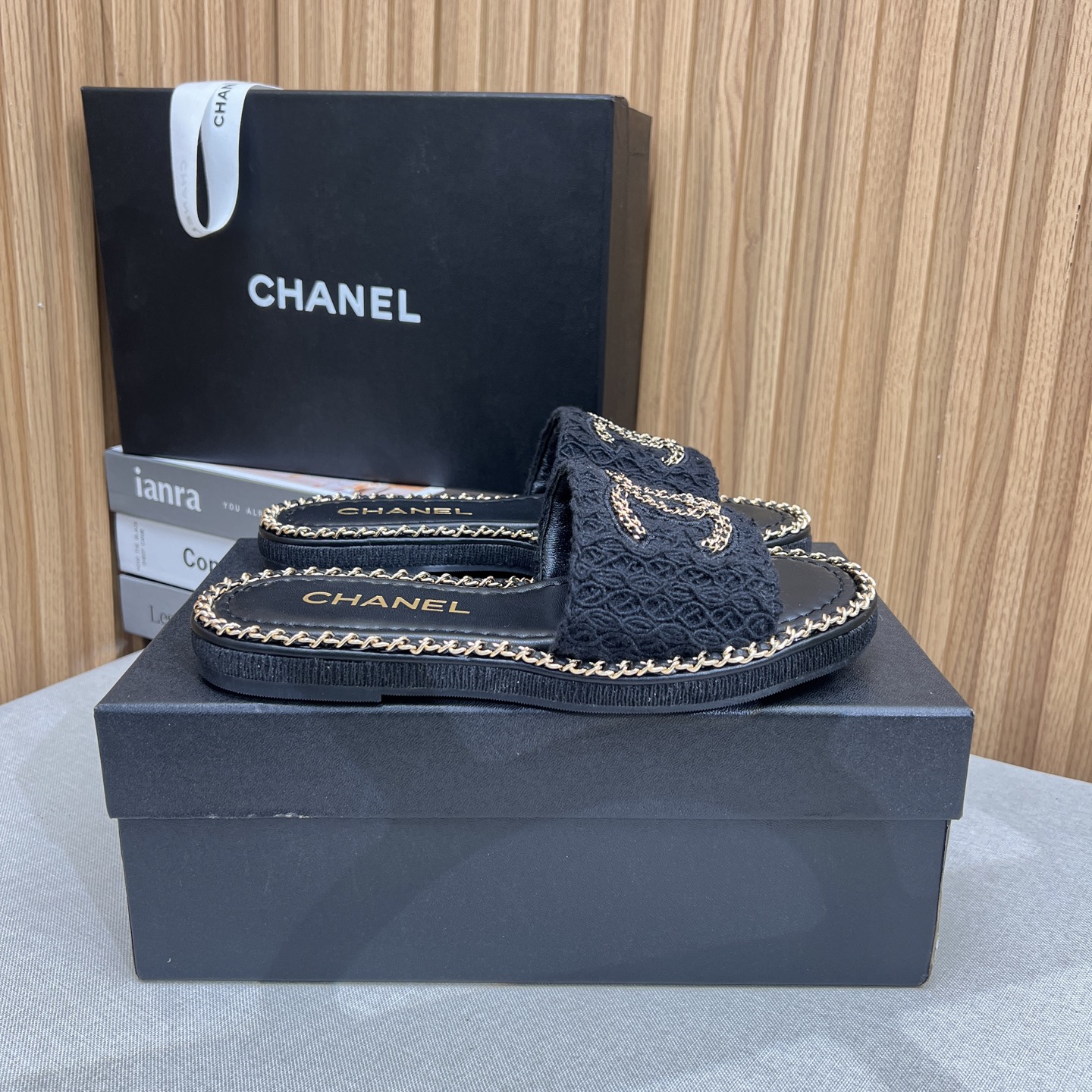 NO:241203,2025★★★★★★ Many celebrities are here to watch, a versatile series that domestic and foreign bloggers are popular, a must-have for spring and summer wardrobe matching. Sandals are the first choice. Upper and satin. Inner: imported crystal sheepskin inner lining. Original mold-open custom rubber sole. Shoe size: 35-39 (40, 41, custom made without return) Delivery. The latest luxury counter synchronous packaging, slippers, sandals, slippers, sheepskin, silk fabric198609092025★★★★★ 众多明星网红上脚,国内外博主刷爆的一个百搭系列,春夏衣橱搭配必备 凉鞋首选 鞋面绸缎  内里: 进口水晶羊皮内里 大底原版开模定制橡胶大底 鞋码: 35-39（40、41、定做不退换） 配送豪华最新专柜同步包装,拖鞋,sandals,slippers,sheepskin,silk fabric,Women's Shoes