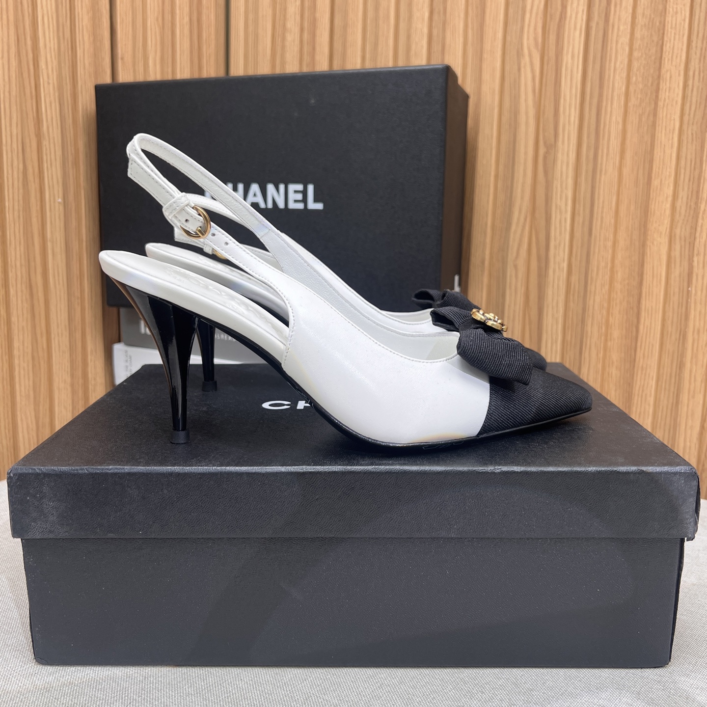 NO:266373,2025★★★★★★ Many celebrities are popular, a versatile series that domestic and foreign bloggers are popular. A must-have for spring and summer wardrobe matching. Sandals are the first choice. Upper cowhide inner lining: imported crystal sheepskin lining, original mold-open custom leather sole Shoe size: 35-39 (40, 41, custom made without return) Delivery luxury latest counter synchronous packaging, sandals, sandals, cowhide, sheepskin, Leather soles198609092025★★★★★ 众多明星网红上脚,国内外博主刷爆的一个百搭系列,春夏衣橱搭配必备 凉鞋首选. 鞋面牛皮  内里: 进口水晶羊皮内里 大底原版开模定制真皮大底 鞋码: 35-39（40、41、定做不退换） 配送豪华最新专柜同步包装,凉鞋,sandals,cowhide,sheepskin,Leather soles,Women's Shoes