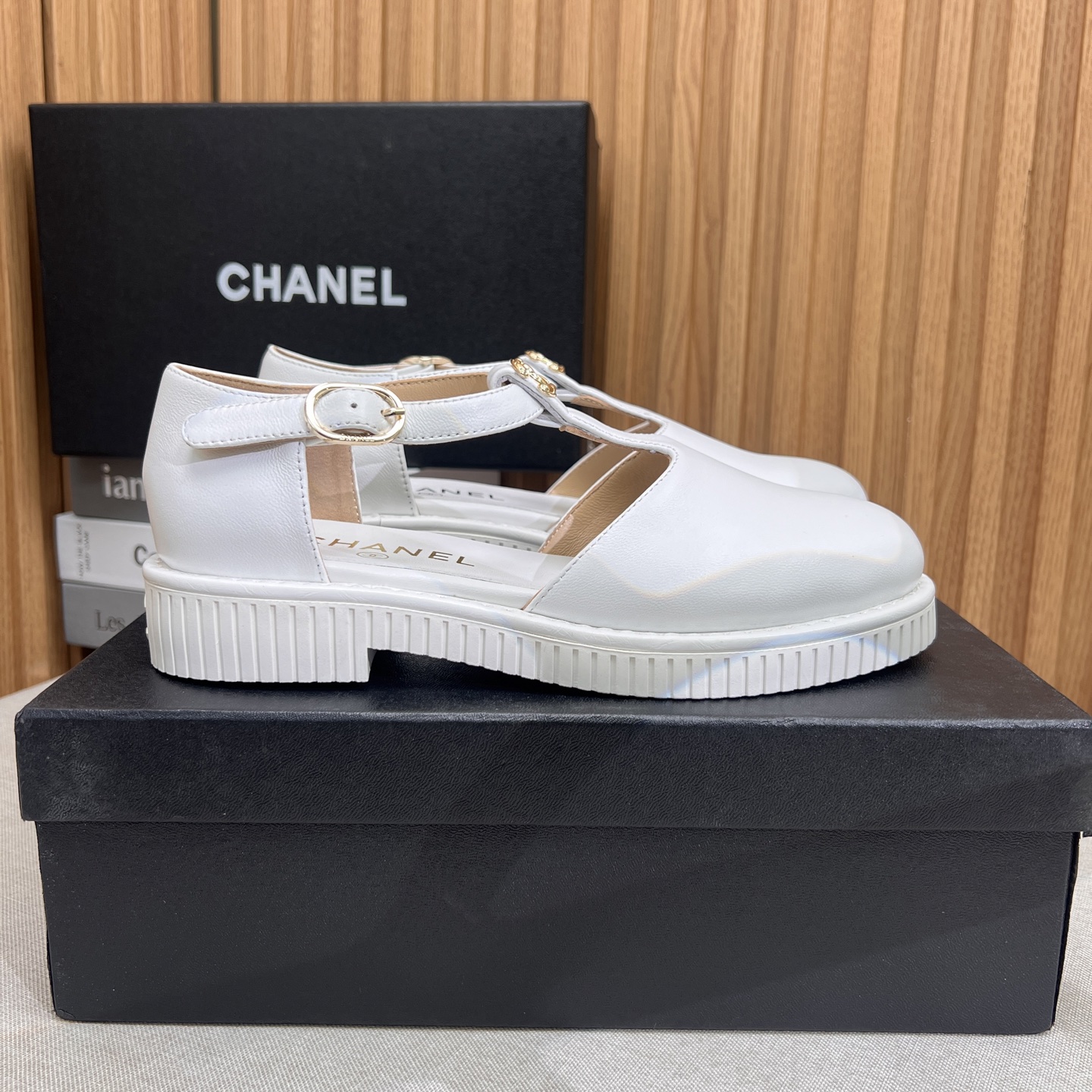 NO:266370,2025★★★★★★ Many celebrities are popular, a versatile series that domestic and foreign bloggers are popular. A must-have for spring and summer wardrobe matching. Sandals are the first choice. Upper cowhide inner lining: imported crystal sheepskin lining, large sole original mold-open custom rubber sole Shoe size: 35-39 (40, 41, customized without return) Delivery luxury latest counter synchronous packaging, single shoes, sandals, cowhide, sheepskin198609092025★★★★★ 众多明星网红上脚,国内外博主刷爆的一个百搭系列,春夏衣橱搭配必备 凉鞋首选. 鞋面牛皮  内里: 进口水晶羊皮内里 大底原版开模定制橡胶底 鞋码: 35-39（40、41、定做不退换） 配送豪华最新专柜同步包装,单鞋,sandals,cowhide,sheepskin,Women's Shoes