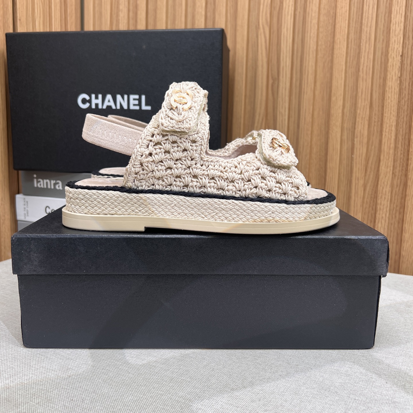 NO:266367,The latest fabrics for spring and summer 2025 - the counter mainly promotes Velcro beach sandals new color series ★★★★★ Many celebrities are here to watch, a versatile series that domestic and foreign bloggers are popular, a must-have for spring and summer wardrobe matching, the first choice for sandals. Upper imported super soft sheepskin inner lining: imported crystal sheepskin inner lining, large sole open mold custom rubber sole Shoe size: 35-39 (40, 41, 42 custom made without return and exchange) Delivery luxury latest counter synchronous packaging, sandals, sandals, sheepskin198609092025春夏最新面料——专柜主推魔术贴沙滩凉鞋新色系列上新 ★★★★★ 众多明星网红上脚,国内外博主刷爆的一个百搭系列,春夏衣橱搭配必备 凉鞋首选. 鞋面进口超柔羊皮  内里: 进口水晶羊皮内里 大底开模定制橡胶底 鞋码: 35-39（40、41、42定做不退换） 配送豪华最新专柜同步包装,凉鞋,sandals,sheepskin,Women's Shoes