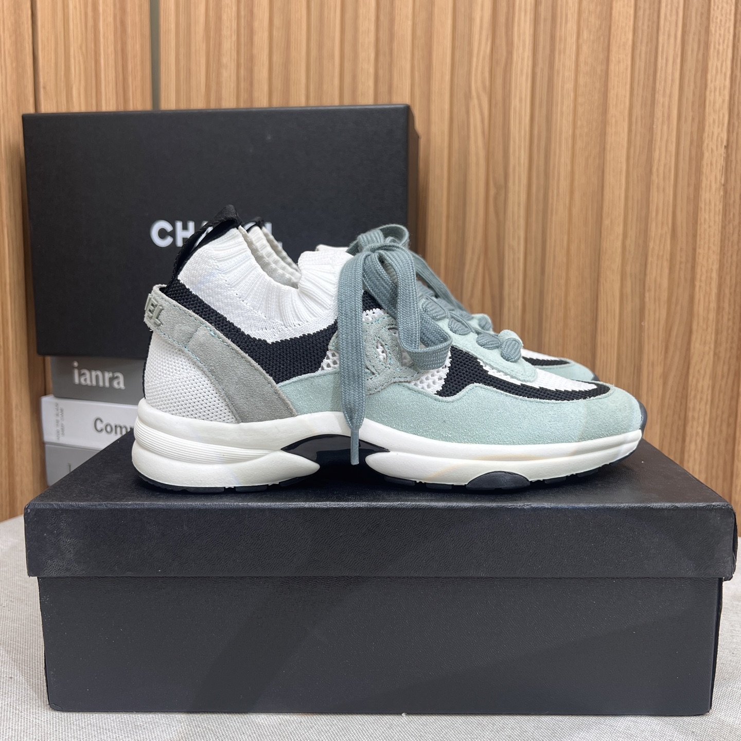 NO:266364,Top version 35-40 (41/42 custom made without return) Xiaoxiang C home SS early spring new pink checkered wool green wool spliced ​​casual sneakers Chan*l classic style has played new tricks. The new season's casual shoes are all very good in color and have a spring flavor. If you say the hottest, the best match will definitely be wool cloth. The most comfortable shoes in Xiaoxiang, you must highly recommend this sneaker. The sole is light and comfortable. You can run and jump. Suede spliced ​​wool/electric embroidered plaid cloth. Sole open-mold comfortable rubber combination sole, casual shoes/sports shoes, chanel, chanel, sneakers, chamois leather19860909顶级版本 35-40 (41/42定做不退换) 小香C家SS早春新款粉色方格毛呢绿色毛呢拼接休闲运动鞋 Chan*l经典款又玩出了新花样 新一季的休闲鞋配色都很好看 非常有春天的味道 要说最火 最好搭配 那一定毛呢子布 小香中最最舒适的鞋子,那一定强烈推荐此款运动鞋 鞋底轻便舒适 跑跳皆可 鞋面麂皮拼接毛呢/电绣格子布 鞋底开模舒适橡胶组合底,休闲鞋/运动鞋,chanel,chanel,sneakers,chamois leather,Women's Shoes