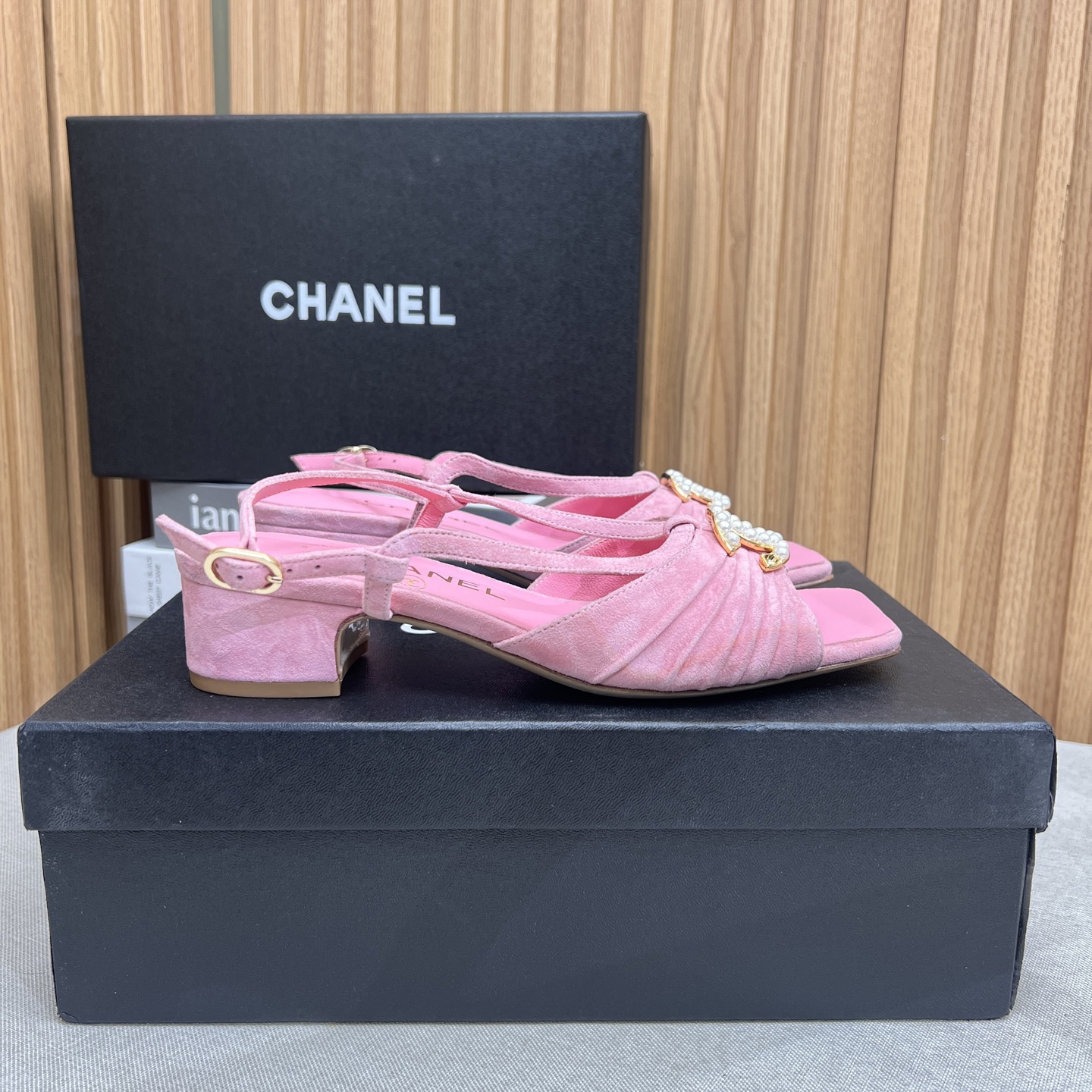 NO:263555,2025★★★★★★ Many celebrities are here to watch, a versatile series that domestic and foreign bloggers are popular. A must-have for spring and summer wardrobe matching. Sandals are the first choice. Upper Yangjing Neil: Imported crystal sheepskin Neil, original mold-open custom leather sole Shoe size: 35-39 (40, 41, customized without return) Delivery luxury latest counter synchronous packaging, sandals, sandals, sheepskin, sheep, Leather soles198609092025★★★★★ 众多明星网红上脚,国内外博主刷爆的一个百搭系列,春夏衣橱搭配必备 凉鞋首选. 鞋面羊京  内里: 进口水晶羊皮内里 大底原版开模定制真皮大底 鞋码: 35-39（40、41、定做不退换） 配送豪华最新专柜同步包装,凉鞋,sandals,sheepskin,sheep,Leather soles,Women's Shoes