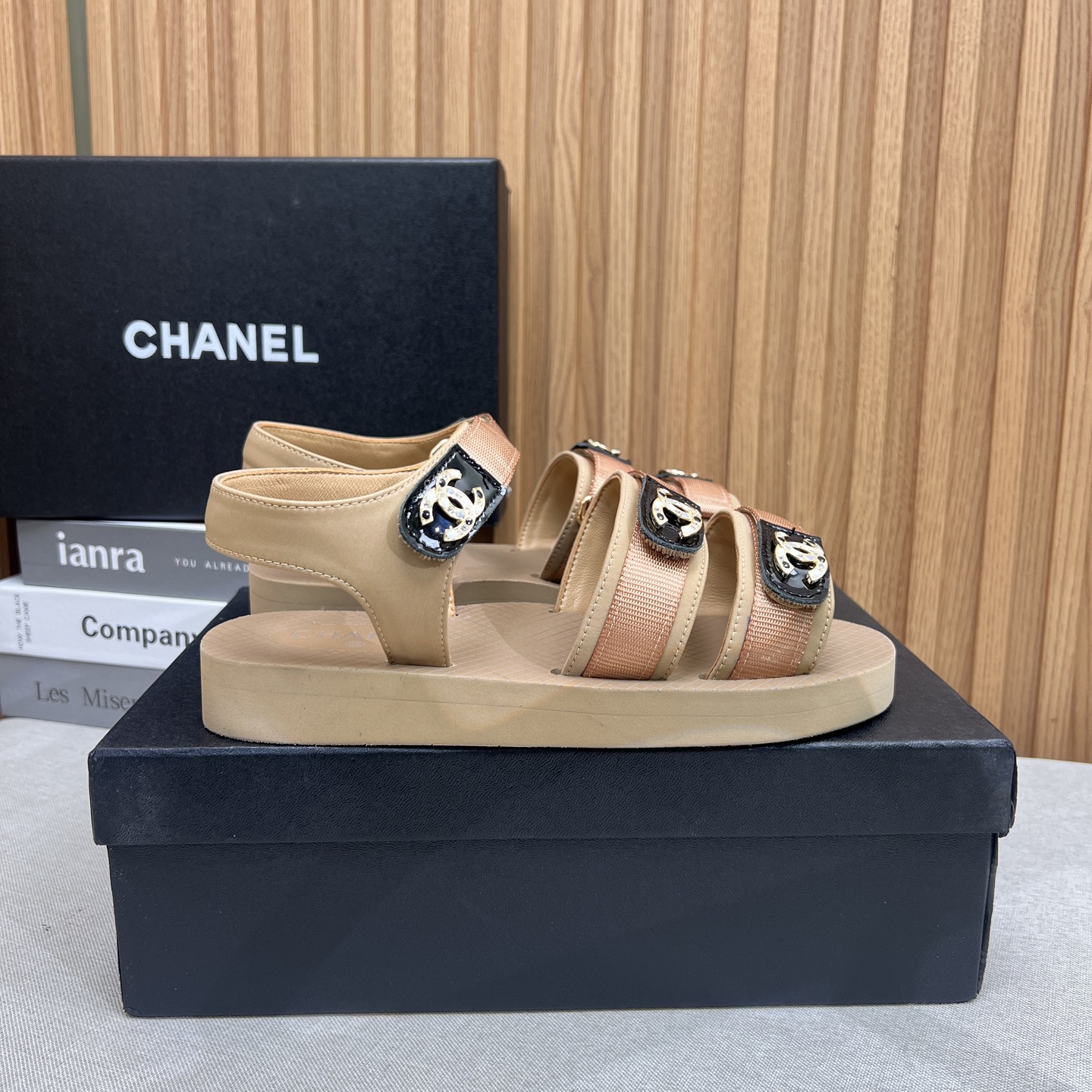 NO:263552,2025★★★★★★ Many celebrities are popular, a versatile series that domestic and foreign bloggers are popular. A must-have for spring and summer wardrobe matching. Sandals are the first choice. Upper silk lining: imported crystal sheepskin lining, original mold-open custom foam sole, shoe size: 35-39 (40, 41, custom made, no return or exchange) Delivery luxury latest counter synchronous packaging, sandals, sandals, sheepskin, silk fabric198609092025★★★★★ 众多明星网红上脚,国内外博主刷爆的一个百搭系列,春夏衣橱搭配必备 凉鞋首选. 鞋面绸缎  内里: 进口水晶羊皮内里 大底原版开模定制发泡大底 鞋码: 35-39（40、41、定做不退换） 配送豪华最新专柜同步包装,凉鞋,sandals,sheepskin,silk fabric,Women's Shoes