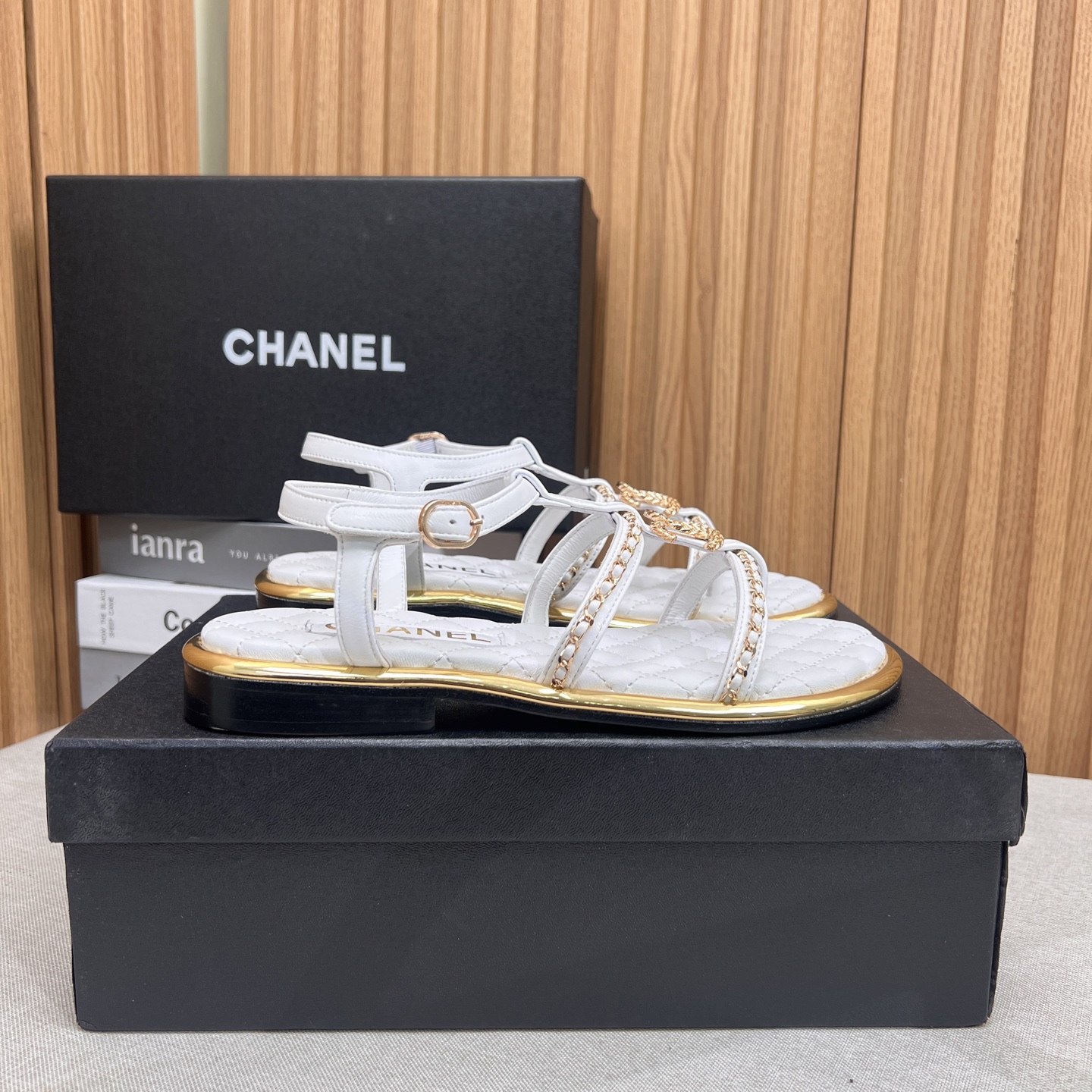 NO:263549,2025★★★★★★ Many celebrities are here to watch, a versatile series that domestic and foreign bloggers are popular. A must-have for spring and summer wardrobe matching. Sandals are the first choice. Upper sheepskin inner lining: imported crystal sheepskin inner lining, original mold-open custom leather sole Shoe size: 35-39 (40, 41, custom made without return) Delivery luxury latest counter synchronous packaging, sandals, sandals, sheepskin, Leather soles198609092025★★★★★ 众多明星网红上脚,国内外博主刷爆的一个百搭系列,春夏衣橱搭配必备 凉鞋首选. 鞋面羊皮  内里: 进口水晶羊皮内里 大底原版开模定制真皮大底 鞋码: 35-39（40、41、定做不退换） 配送豪华最新专柜同步包装,凉鞋,sandals,sheepskin,Leather soles,Women's Shoes