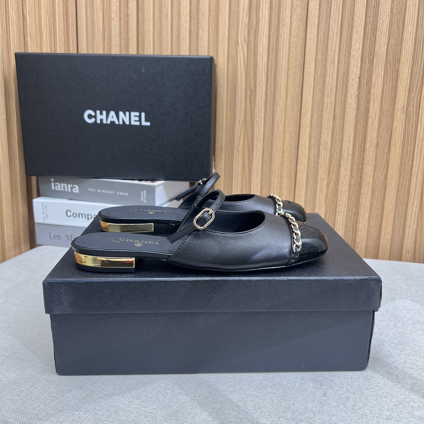 NO:263543,2025★★★★★★ Many celebrities are here to watch, a versatile series that domestic and foreign bloggers are popular. A must-have for spring and summer wardrobe matching. Sandals are the first choice. Upper sheepskin inner lining: imported crystal sheepskin inner lining, original mold-open custom leather sole Shoe size: 35-39 (40, 41, custom made without return) Delivery luxury latest counter synchronous packaging, sandals, sandals, sheepskin, Leather soles198609092025★★★★★ 众多明星网红上脚,国内外博主刷爆的一个百搭系列,春夏衣橱搭配必备 凉鞋首选. 鞋面羊皮  内里: 进口水晶羊皮内里 大底原版开模定制真皮大底 鞋码: 35-39（40、41、定做不退换） 配送豪华最新专柜同步包装,凉鞋,sandals,sheepskin,Leather soles,Women's Shoes