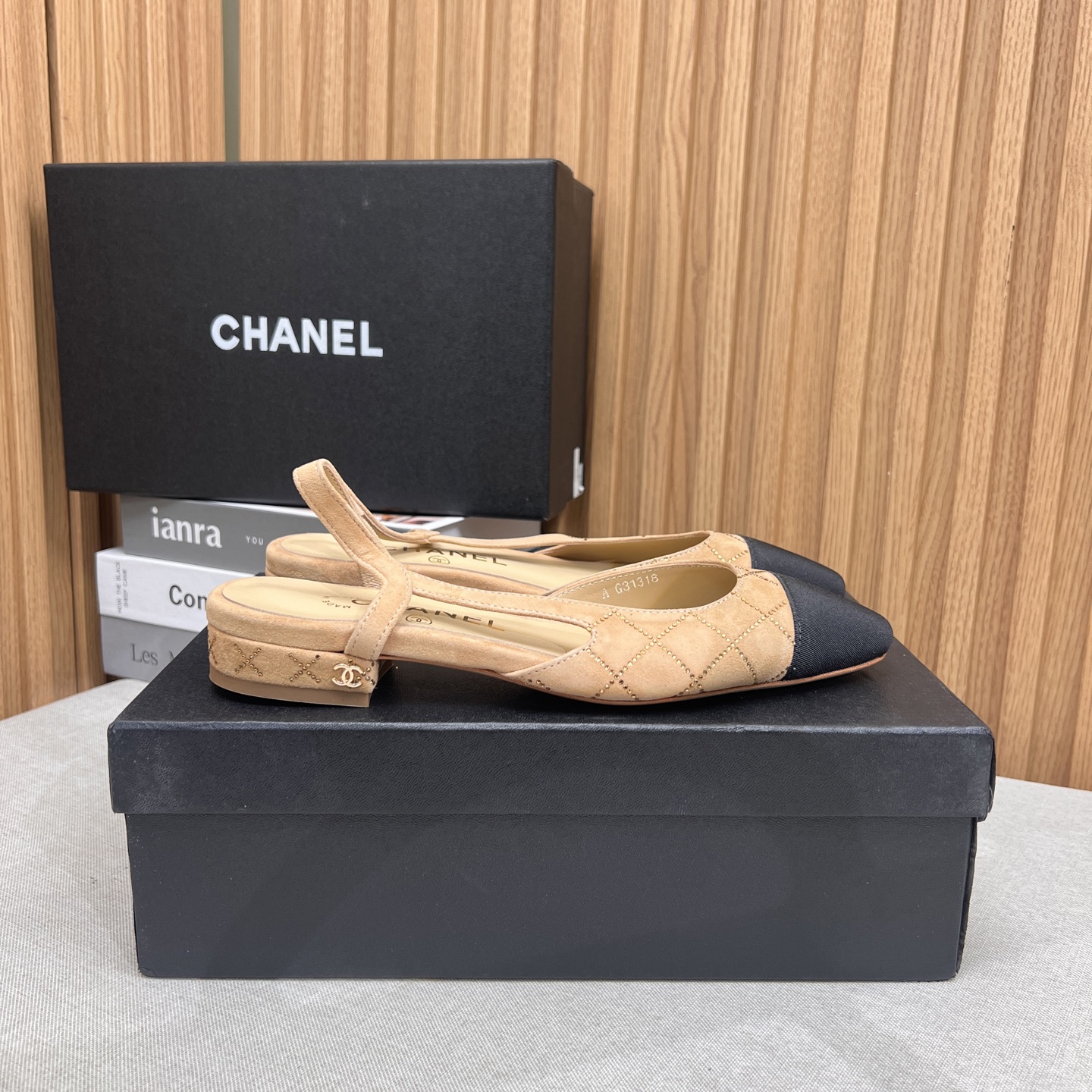 NO:263546,chan*l classic slingback small fragrant sandals!  Single shoes!  Just like what Ms. Coco Chanel said is that the popularity is fleeting, but the style lasts forever!  This pair of empty shoes is the classic among Xiangjia classics!  The two-color combination is simple and exquisite. The universal evergreen style in the counter is always out of date!  The counter is original leather material, imported sheepskin lining, and imported cowhide leather soles from Italy!  Heel height 1cm 6cm 10cm Top quality, Size35-40 (34 40 41 42 43 customized), sandals, chanel, chanel, chanel, sandals, cowhide, sheepskin19860909chan*l经典slingback小香凉鞋！单鞋！ 就像coco香奈儿女士说的流行稍纵即逝,但风格永存！这双后空鞋就是香家经典中的经典！双色搭配,简约精致,专柜里的万能长青款,永远不过时单品！ 专柜原版皮料,进口羊皮内里,意大利进口牛皮革鞋底！ 跟高1cm 6cm 10cm 顶级品质,Size35-40（34 40 41 42 43定做）,凉鞋,chanel,chanel,chanel,sandals,cowhide,sheepskin,Women's Shoes