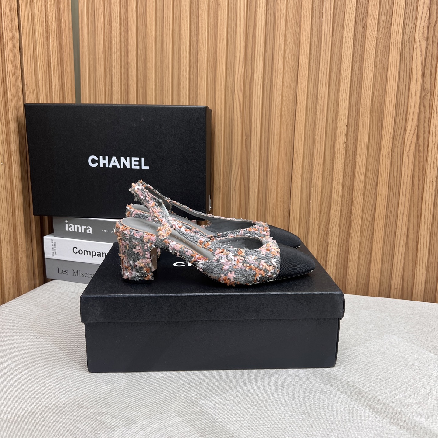 NO:263537,chan*l classic slingback small fragrant sandals!  Single shoes!  Just like what Ms. Coco Chanel said is that the popularity is fleeting, but the style lasts forever!  This pair of empty shoes is the classic among Xiangjia classics!  The two-color combination is simple and exquisite. The universal evergreen style in the counter is always out of date!  The counter is original leather material, imported sheepskin lining, and imported cowhide leather soles from Italy!  Heel height 1cm 6cm 10cm Top quality, Size35-40 (34 40 41 42 43 customized), sandals, chanel, chanel, chanel, sandals, cowhide, sheepskin19860909chan*l经典slingback小香凉鞋！单鞋！ 就像coco香奈儿女士说的流行稍纵即逝,但风格永存！这双后空鞋就是香家经典中的经典！双色搭配,简约精致,专柜里的万能长青款,永远不过时单品！ 专柜原版皮料,进口羊皮内里,意大利进口牛皮革鞋底！ 跟高1cm 6cm 10cm 顶级品质,Size35-40（34 40 41 42 43定做）,凉鞋,chanel,chanel,chanel,sandals,cowhide,sheepskin,Women's Shoes