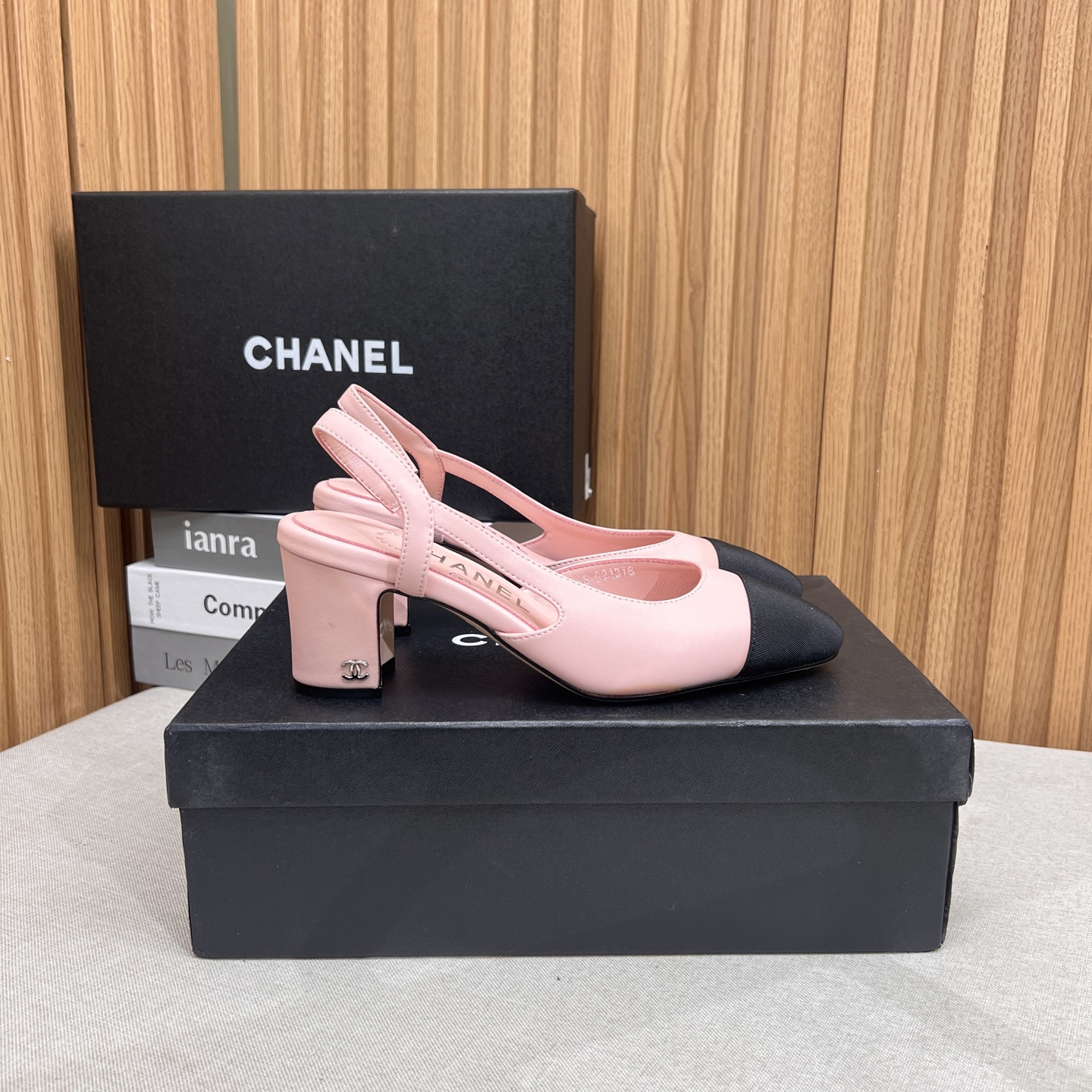 NO:263540,chan*l classic slingback small fragrant sandals!  Single shoes!  Just like what Ms. Coco Chanel said is that the popularity is fleeting, but the style lasts forever!  This pair of empty shoes is the classic among Xiangjia classics!  The two-color combination is simple and exquisite. The universal evergreen style in the counter is always out of date!  The counter is original leather material, imported sheepskin lining, and imported cowhide leather soles from Italy!  Heel height 1cm 6cm 10cm Top quality, Size35-40 (34 40 41 42 43 customized), sandals, chanel, chanel, chanel, sandals, cowhide, sheepskin19860909chan*l经典slingback小香凉鞋！单鞋！ 就像coco香奈儿女士说的流行稍纵即逝,但风格永存！这双后空鞋就是香家经典中的经典！双色搭配,简约精致,专柜里的万能长青款,永远不过时单品！ 专柜原版皮料,进口羊皮内里,意大利进口牛皮革鞋底！ 跟高1cm 6cm 10cm 顶级品质,Size35-40（34 40 41 42 43定做）,凉鞋,chanel,chanel,chanel,sandals,cowhide,sheepskin,Women's Shoes