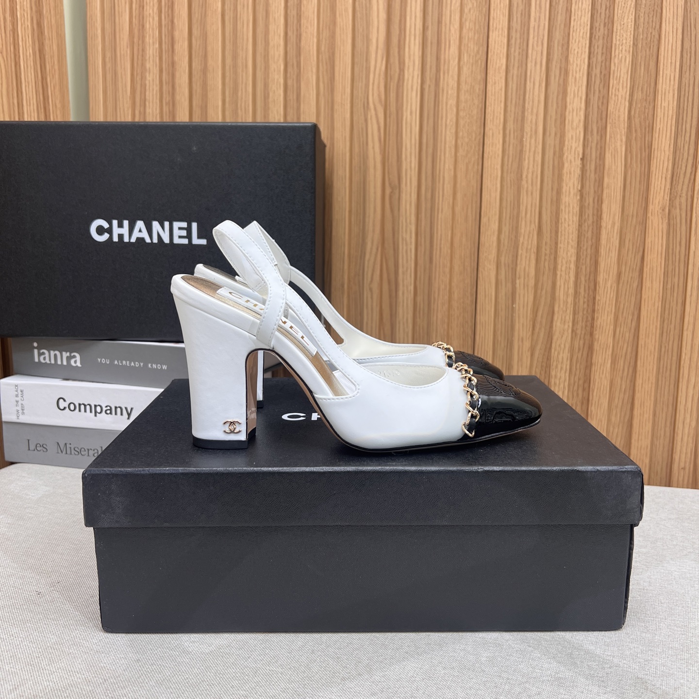 NO:263563,chan*l classic slingback small fragrant sandals!  Single shoes!  Just like what Ms. Coco Chanel said is that the popularity is fleeting, but the style lasts forever!  This pair of empty shoes is the classic among Xiangjia classics!  The two-color combination is simple and exquisite. The universal evergreen style in the counter is always out of date!  The counter is original leather material, imported sheepskin lining, and imported cowhide leather soles from Italy!  Heel height 1cm 6cm 10cm Top quality, Size35-40 (34 40 41 42 43 customized), sandals, chanel, chanel, chanel, sandals, cowhide, sheepskin19860909chan*l经典slingback小香凉鞋！单鞋！ 就像coco香奈儿女士说的流行稍纵即逝,但风格永存！这双后空鞋就是香家经典中的经典！双色搭配,简约精致,专柜里的万能长青款,永远不过时单品！ 专柜原版皮料,进口羊皮内里,意大利进口牛皮革鞋底！ 跟高1cm 6cm 10cm 顶级品质,Size35-40（34 40 41 42 43定做）,凉鞋,chanel,chanel,chanel,sandals,cowhide,sheepskin,Women's Shoes