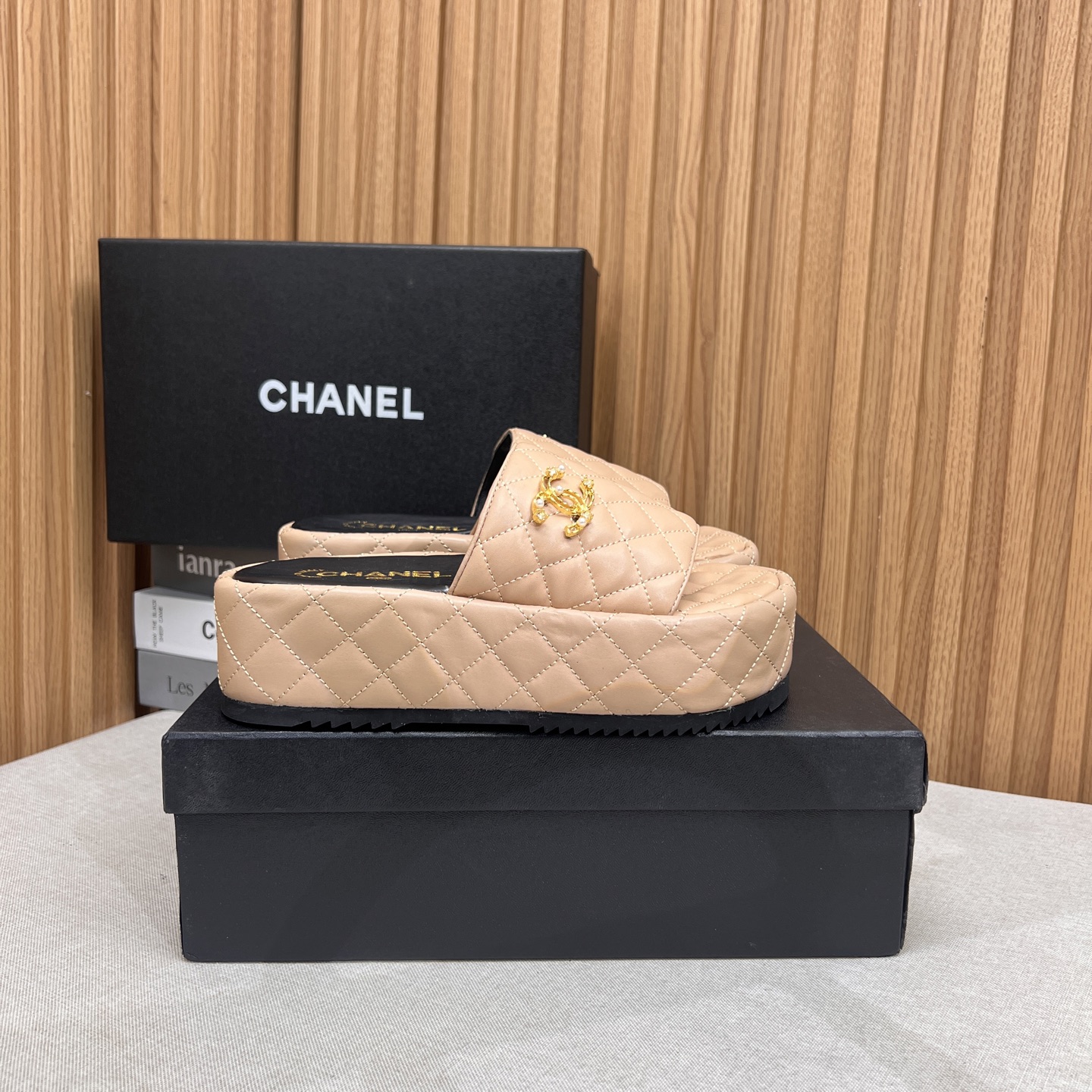 NO:263560,2025★★★★★★ Many celebrities are here to watch, a versatile series that domestic and foreign bloggers are popular. A must-have for spring and summer wardrobe matching. Sandals are the first choice. Upper sheepskin inner lining: imported crystal sheepskin inner lining, original mold-open custom rubber sole Shoe size: 35-39 (40, 41, customized without return) Delivery luxury latest counter synchronous packaging, slippers, sandals, slippers, sheepskin198609092025★★★★★ 众多明星网红上脚,国内外博主刷爆的一个百搭系列,春夏衣橱搭配必备 凉鞋首选. 鞋面羊皮  内里: 进口水晶羊皮内里 大底原版开模定制橡胶大底 鞋码: 35-39（40、41、定做不退换） 配送豪华最新专柜同步包装,拖鞋,sandals,slippers,sheepskin,Women's Shoes