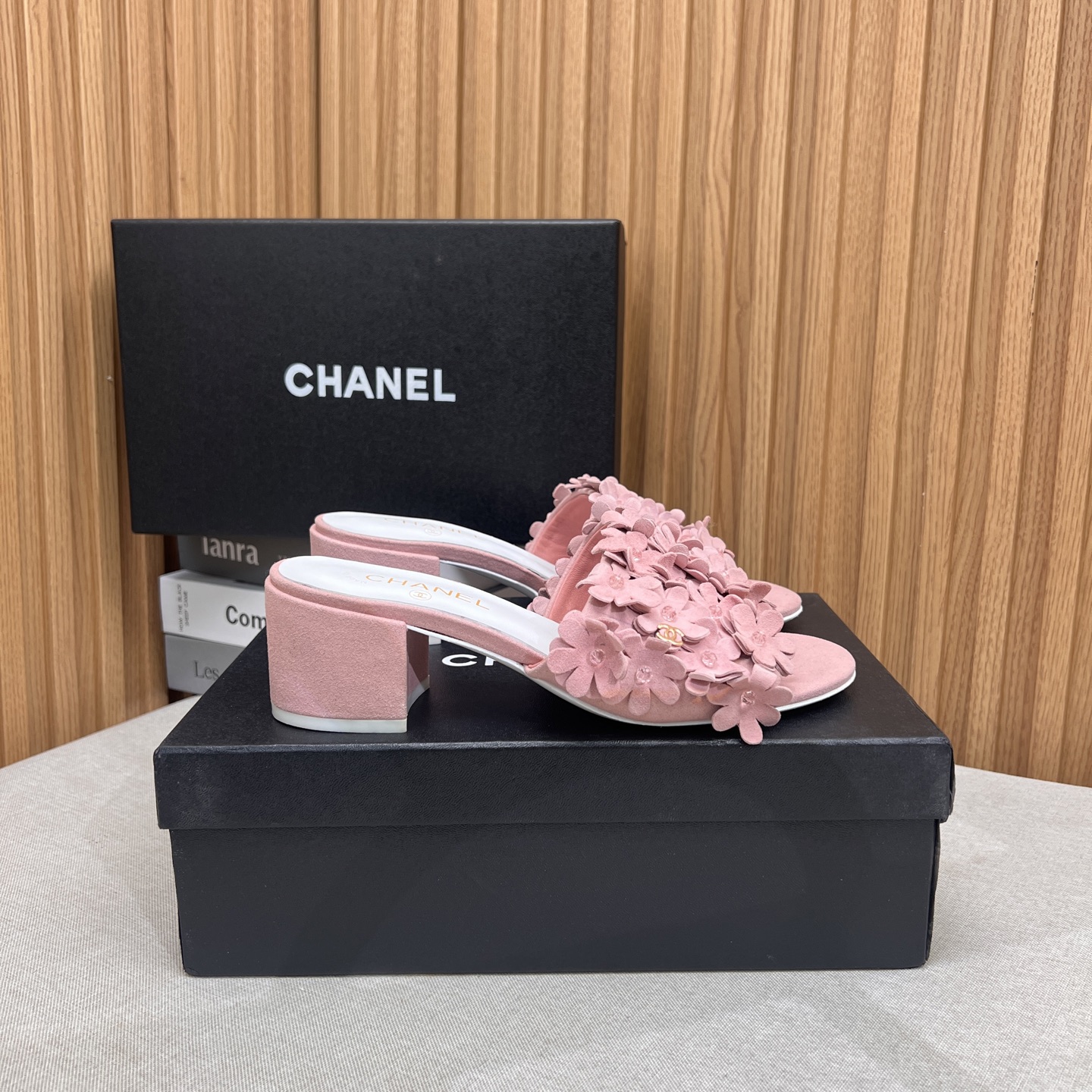 NO:263557,2025★★★★★★ Many celebrities are here to watch, a versatile series that domestic and foreign bloggers are popular. A must-have for spring and summer wardrobe matching. Sandals are the first choice. Upper sheepskin inner lining: imported crystal sheepskin inner lining, original mold-open custom leather sole Shoe size: 35-39 (40, 41, custom made without return) Delivery luxury latest counter synchronous packaging, slippers, sandals, slippers, sheepskin, Leather soles198609092025★★★★★ 众多明星网红上脚,国内外博主刷爆的一个百搭系列,春夏衣橱搭配必备 凉鞋首选. 鞋面羊皮  内里: 进口水晶羊皮内里 大底原版开模定制真皮大底 鞋码: 35-39（40、41、定做不退换） 配送豪华最新专柜同步包装,拖鞋,sandals,slippers,sheepskin,Leather soles,Women's Shoes