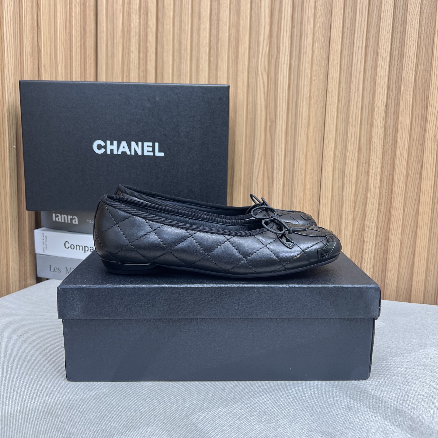 NO:266355,CHANEL Xiaoxiang 25/A Spring and Summer Ballet Shoes Black and White Kangpeng Shoes Flat Sole Single Shoes Counter Quality One of the must-have classics every year!  Latest designs make it more visible and tasteful ~ All materials are customized according to the original version!  Purchase genuine products to develop. Universal and versatile artifact, summer beach, durable model. Fabric bottom, official version customization, size 35-39 (40.41 customization), ballet shoes, chanel19860909CHANEL小香25/A春夏 芭蕾舞鞋黑白康鹏鞋平底单鞋 专柜品质 每年必入的经典款之一！最新 设计 更加彰显和品味～所有材质都根据原版定制！购入正品开发.万能百搭神器,夏日沙滩,耐造款. 面料 底 官网对版定制 码数35-39（40.41定）,芭蕾舞鞋,chanel,Women's Shoes