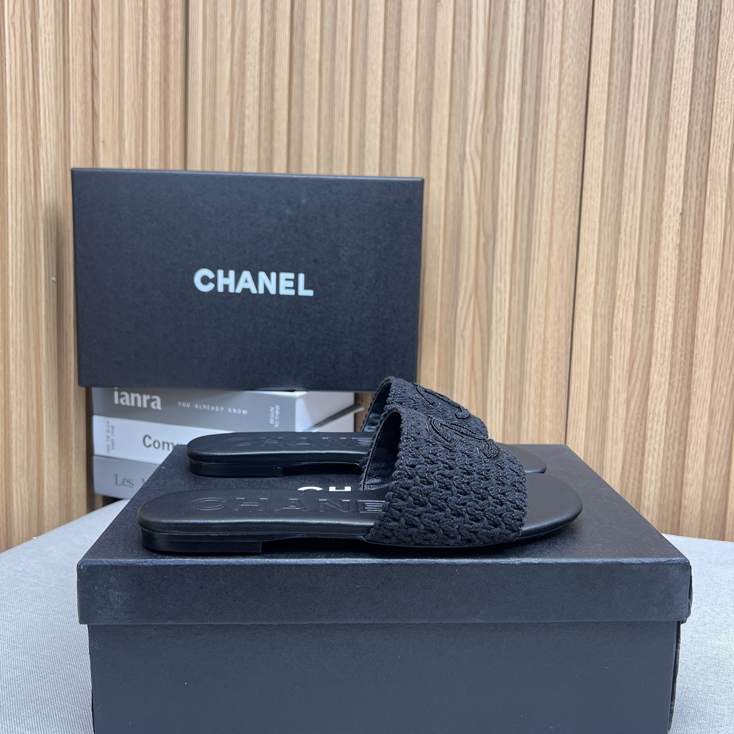 NO:263554,CHANE*｜Xiaoxiang 24P new product Knitted double C flat slippers A series of sandals that must be purchased in summer The upper is made of original custom material The inner foot pad is silk sheepskin Imported cowhide outsole Size 35-39 (customized by 40/41), slippers, chanel, slippers, cowhide, sheepskin19860909CHANE*｜小香24P新品 针织双C平底拖鞋 夏天一定要入的凉拖系列 鞋面采用原版定制材质 内里垫脚是丝绸羊皮 意大利进口牛皮大底 码数35-39（40/41定制）,拖鞋,chanel,slippers,cowhide,sheepskin,Women's Shoes