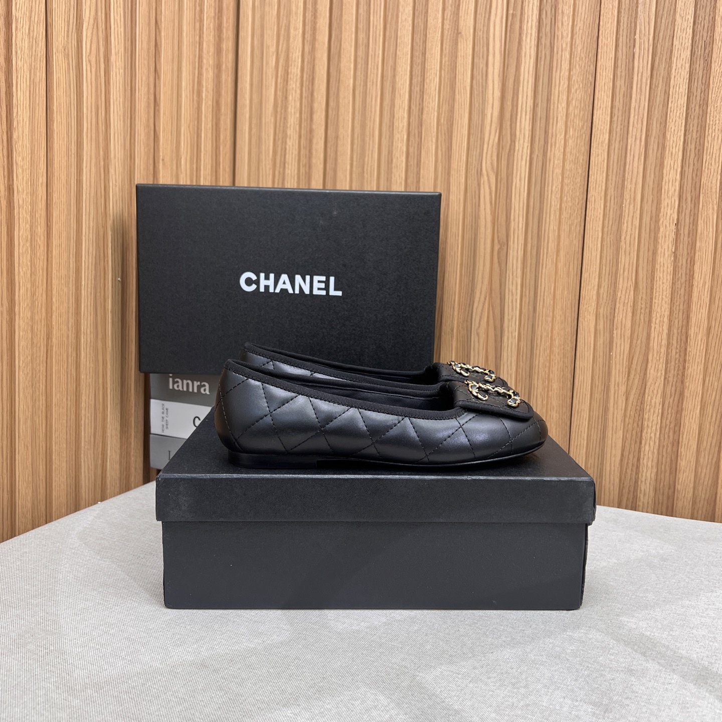 NO:263548,2025★★★★★★ Many celebrities are here to watch, a versatile series that domestic and foreign bloggers are popular. A must-have for spring and summer wardrobe matching. Sandals are the first choice. Upper sheepskin inner lining: imported crystal sheepskin inner lining, original mold-open custom leather sole Shoe size: 35-39 (40, 41, custom made without return) Delivery luxury latest counter synchronous packaging, single shoes, sandals, sheepskin, Leather soles198609092025★★★★★ 众多明星网红上脚,国内外博主刷爆的一个百搭系列,春夏衣橱搭配必备 凉鞋首选. 鞋面羊皮  内里: 进口水晶羊皮内里 大底原版开模定制真皮大底 鞋码: 35-39（40、41、定做不退换） 配送豪华最新专柜同步包装,单鞋,sandals,sheepskin,Leather soles,Women's Shoes