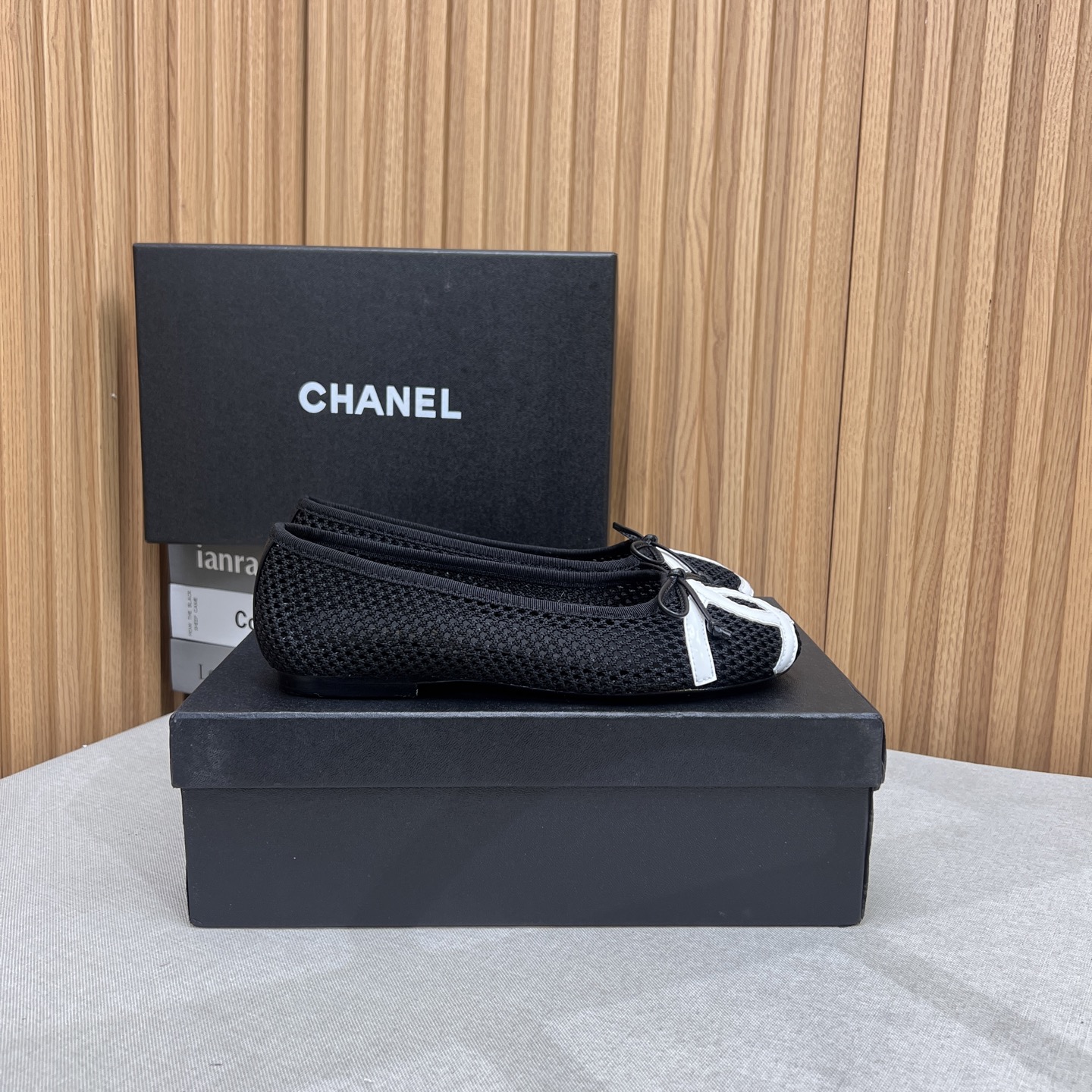 NO:263551,2025★★★★★★ Many celebrities are here to watch, a versatile series that domestic and foreign bloggers are popular. A must-have for spring and summer wardrobe matching. Sandals are the first choice. Upper silk lining: imported crystal sheepskin lining, original mold-open custom leather sole, shoe size: 35-39 (40, 41, custom made without return) Delivery luxury latest counter synchronous packaging, single shoes, sandals, sheepskin, silk fabric, Leather soles198609092025★★★★★ 众多明星网红上脚,国内外博主刷爆的一个百搭系列,春夏衣橱搭配必备 凉鞋首选. 鞋面绸缎  内里: 进口水晶羊皮内里 大底原版开模定制真皮大底 鞋码: 35-39（40、41、定做不退换） 配送豪华最新专柜同步包装,单鞋,sandals,sheepskin,silk fabric,Leather soles,Women's Shoes