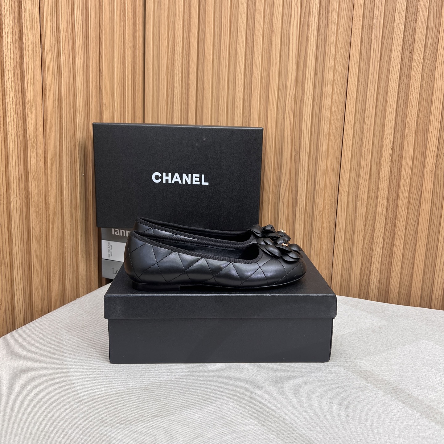 NO:266358,2025★★★★★★ Many celebrities are popular, a versatile series that domestic and foreign bloggers are popular. A must-have for spring and summer wardrobe matching. Sandals are the first choice. Upper sheepskin inner lining: imported crystal sheepskin inner lining, original mold-open custom leather sole Shoe size: 35-39 (40, 41, customized without return) Delivery luxury latest counter synchronous packaging, ballet shoes, sandals, sheepskin, Leather soles198609092025★★★★★ 众多明星网红上脚,国内外博主刷爆的一个百搭系列,春夏衣橱搭配必备 凉鞋首选. 鞋面羊皮  内里: 进口水晶羊皮内里 大底原版开模定制真皮大底 鞋码: 35-39（40、41、定做不退换） 配送豪华最新专柜同步包装,芭蕾舞鞋,sandals,sheepskin,Leather soles,Women's Shoes