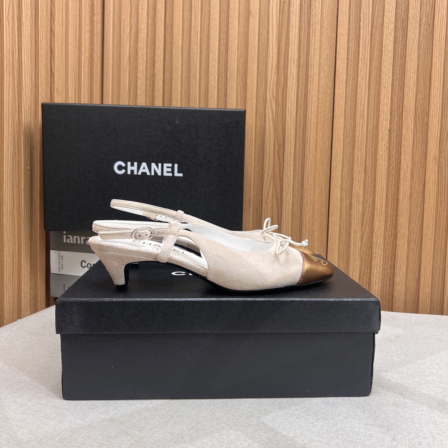 NO:263545,2025★★★★★★ Many celebrities are here to watch, a versatile series that domestic and foreign bloggers are popular with, a must-have for spring and summer wardrobe matching, the first choice for sandals. Design exclusive to Xiangjia, upper sheepskin, inner lining: imported crystal sheepskin inner lining, original mold-open custom leather sole, shoe size: 35-39 (40, 41, customized, non-return and exchange) Delivery luxury latest counter synchronous packaging, sandals, chanel, sandals, sheepskin198609092025★★★★★ 众多明星网红上脚,国内外博主刷爆的一个百搭系列,春夏衣橱搭配必备 凉拖首选.设计香家专属 鞋面羊皮  内里: 进口水晶羊皮内里 大底原版开模定制真皮底 鞋码: 35-39（40、41、定做不退换） 配送豪华最新专柜同步包装,凉鞋,chanel,sandals,sheepskin,Women's Shoes