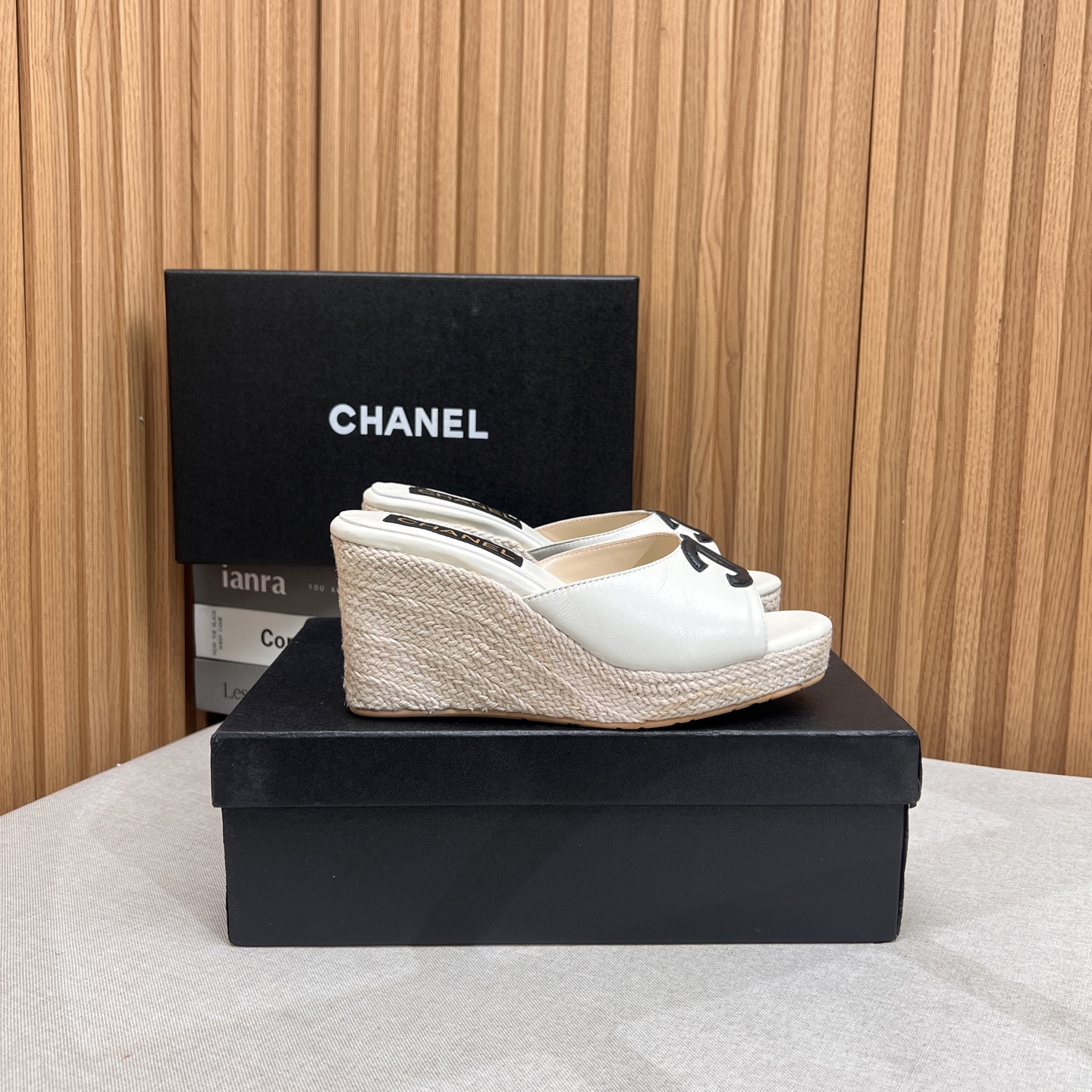 NO:263542,2025★★★★★★ Many celebrities are here to watch, a versatile series that domestic and foreign bloggers are popular with, a must-have for spring and summer wardrobe matching, the first choice for sandals. Design exclusive to Xiangjia, upper sheepskin, inner lining: imported crystal sheepskin inner lining, original mold-open custom rubber sole, shoe size: 35-39 (40, 41, customized, non-return and exchange) Delivery luxury latest counter synchronous packaging, high heels, slippers, sheepskin198609092025★★★★★ 众多明星网红上脚,国内外博主刷爆的一个百搭系列,春夏衣橱搭配必备 凉拖首选.设计香家专属 鞋面羊皮  内里: 进口水晶羊皮内里 大底原版开模定制橡胶底 鞋码: 35-39（40、41、定做不退换） 配送豪华最新专柜同步包装,高跟鞋拖鞋,chanel,high heels,slippers,sheepskin,Women's Shoes