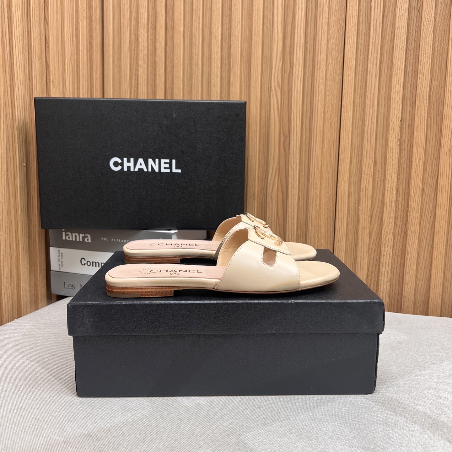 NO:263539,2025★★★★★★ Many celebrities are here to watch, a versatile series that domestic and foreign bloggers are popular with, a must-have for spring and summer wardrobe matching, the first choice for sandals. Diamond design exclusive to Xiangjia, upper sheepskin, inner lining: imported crystal sheepskin inner lining, original mold-open custom leather sole, shoe size: 35-39 (40, 41, custom-made, no return or exchange) Delivery luxury latest counter synchronous packaging, slippers, chanel, slippers, sheepskin198609092025★★★★★ 众多明星网红上脚,国内外博主刷爆的一个百搭系列,春夏衣橱搭配必备 凉拖首选.菱格设计香家专属 鞋面羊皮  内里: 进口水晶羊皮内里 大底原版开模定制真皮底 鞋码: 35-39（40、41、定做不退换） 配送豪华最新专柜同步包装,拖鞋,chanel,slippers,sheepskin,Women's Shoes