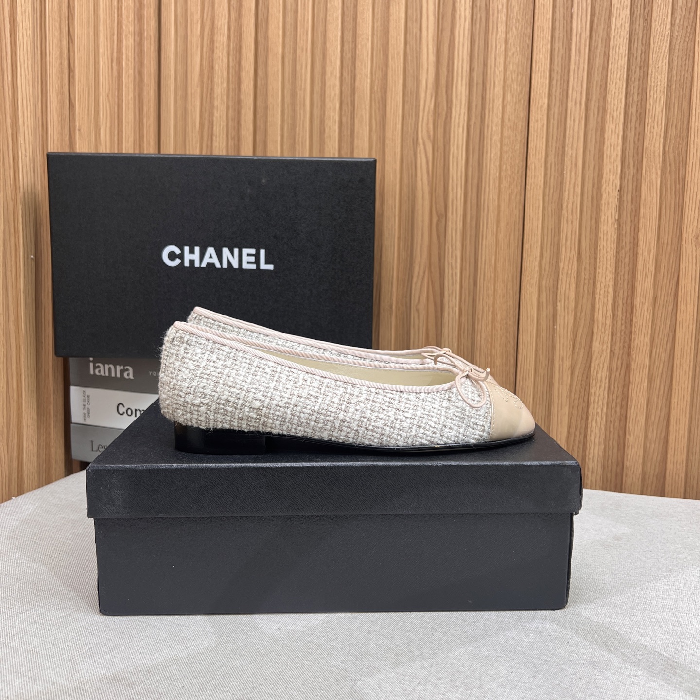 NO:263535,chan*l classic slingback small fragrant sandals!  Single shoes!  Just like what Ms. Coco Chanel said is that the popularity is fleeting, but the style lasts forever!  This pair of empty shoes is the classic among Xiangjia classics!  The two-color combination is simple and exquisite. The universal evergreen style in the counter is always out of date!  The counter is original leather material, imported sheepskin lining, and imported cowhide leather soles from Italy!  Top quality, Size35-40 (34 40 41 42 43 customized), single shoes, chanel, chanel, chanel, sandals, cowhide, sheepskin19860909chan*l经典slingback小香凉鞋！单鞋！ 就像coco香奈儿女士说的流行稍纵即逝,但风格永存！这双后空鞋就是香家经典中的经典！双色搭配,简约精致,专柜里的万能长青款,永远不过时单品！ 专柜原版皮料,进口羊皮内里,意大利进口牛皮革鞋底！ 顶级品质,Size35-40（34 40 41 42 43定做）,单鞋,chanel,chanel,chanel,sandals,cowhide,sheepskin,Women's Shoes