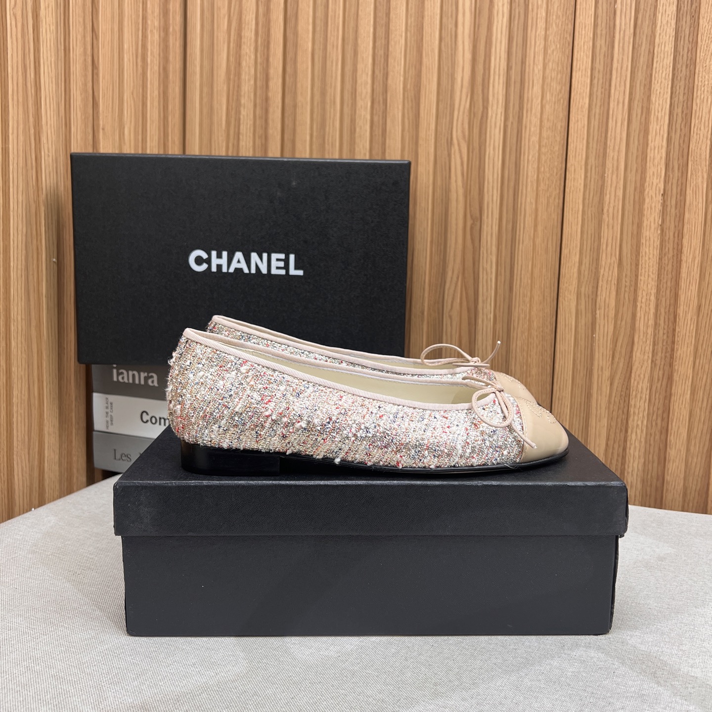 NO:263536,chan*l classic slingback small fragrant sandals!  Single shoes!  Just like what Ms. Coco Chanel said is that the popularity is fleeting, but the style lasts forever!  This pair of empty shoes is the classic among Xiangjia classics!  The two-color combination is simple and exquisite. The universal evergreen style in the counter is always out of date!  The counter is original leather material, imported sheepskin lining, and imported cowhide leather soles from Italy!  Top quality, Size35-40 (34 40 41 42 43 customized), single shoes, chanel, chanel, chanel, sandals, cowhide, sheepskin19860909chan*l经典slingback小香凉鞋！单鞋！ 就像coco香奈儿女士说的流行稍纵即逝,但风格永存！这双后空鞋就是香家经典中的经典！双色搭配,简约精致,专柜里的万能长青款,永远不过时单品！ 专柜原版皮料,进口羊皮内里,意大利进口牛皮革鞋底！ 顶级品质,Size35-40（34 40 41 42 43定做）,单鞋,chanel,chanel,chanel,sandals,cowhide,sheepskin,Women's Shoes