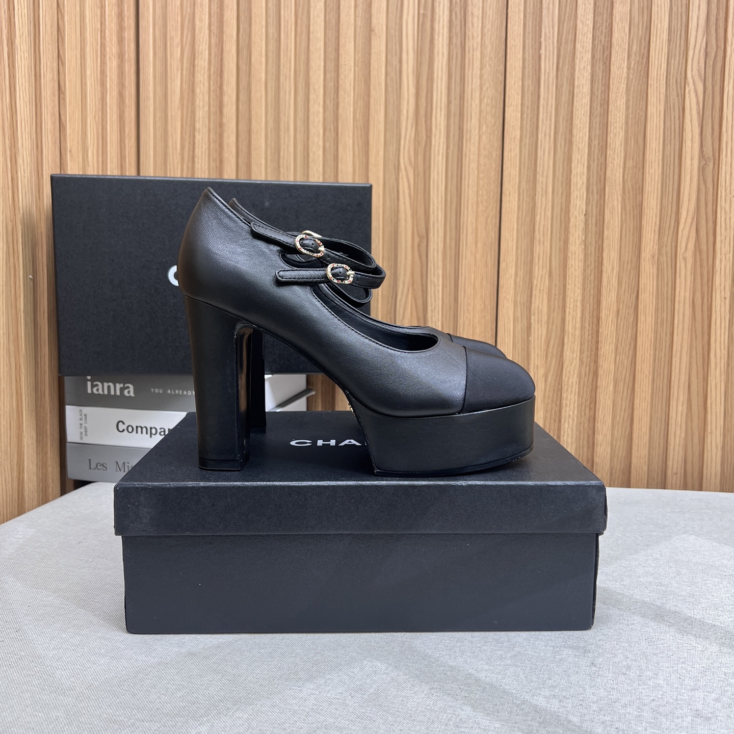 NO:263533,2025★★★★★★ Many celebrities are popular, a versatile series that domestic and foreign bloggers are popular. A must-have for spring and summer wardrobe matching. The first choice for sandals. Design exclusive to Xiangjia. Upper sheepskin. Inner: imported crystal sheepskin inner lining. Original mold-open custom leather sole. Shoe size: 35-39 (40, 41, custom-made, no return or exchange) Delivery luxury latest counter synchronous packaging, high heels, sandals, chanel, sandals, high heels, sheepskin198609092025★★★★★ 众多明星网红上脚,国内外博主刷爆的一个百搭系列,春夏衣橱搭配必备 凉拖首选.设计香家专属 鞋面羊皮  内里: 进口水晶羊皮内里 大底原版开模定制真皮底 鞋码: 35-39（40、41、定做不退换） 配送豪华最新专柜同步包装,高跟鞋凉鞋,chanel,sandals,high heels,sheepskin,Women's Shoes