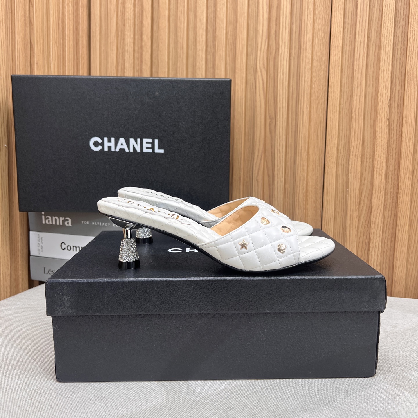 NO:266381,2025★★★★★★ Many celebrities are here to watch, a versatile series that domestic and foreign bloggers are popular with, a must-have for spring and summer wardrobe matching, the first choice for sandals. Diamond design exclusive to Xiangjia, upper sheepskin, inner lining: imported crystal sheepskin inner lining, original mold-open custom leather sole, shoe size: 35-39 (40, 41, custom-made, no return or exchange) Delivery luxury latest counter synchronous packaging, high heels, slippers, sheepskin198609092025★★★★★ 众多明星网红上脚,国内外博主刷爆的一个百搭系列,春夏衣橱搭配必备 凉拖首选.菱格设计香家专属 鞋面羊皮  内里: 进口水晶羊皮内里 大底原版开模定制真皮底 鞋码: 35-39（40、41、定做不退换） 配送豪华最新专柜同步包装,高跟鞋拖鞋,chanel,high heels,slippers,sheepskin,Women's Shoes