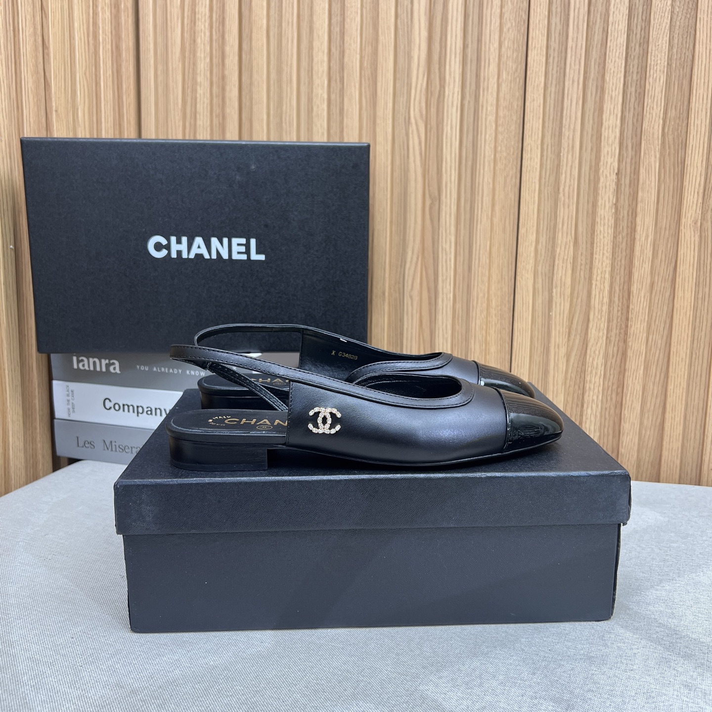 NO:266378,Top version Xiaoxiang 23k Mary Zhen's new most beautiful series. Xiangjia's high-end feel always makes people feel capitalized. It looks quite simple but it's inexplicably high-end. Many people asked me to go to work before. This single shoe that I wanted to go to work was recommended by a pair of hands. The square toe determines its style. The commuter model for work is also very inclusive. Suitable for all kinds of foot shapes. Imported beef patent leather on the upper. The inner part is made of mixed-type imported lambskin. It is soft to put it in. Customized Italian leather sole with heel height 2.5cm Size35-39 (customized by 40 and 41), sandals, chanel, sandals, mary jane, sheepskin19860909顶级版本 小香23k 玛丽珍新品最美系列 香家高级感这块总让人大写的服气 看起来蛮简单的款式 但上脚就莫名很高阶 之前好多人找我要上班的单鞋这款举双手推荐 方方的鞋头决定了它的风格走向 上班通勤款 对脚型的包容度也很高 适合各种各样的脚型 鞋面进口牛漆皮 内里采用混种进口小羊皮 伸进去软软的哦 大底定制意大利真皮底 跟高2.5cm Size35-39（40、41定制）,凉鞋,chanel,sandals,mary jane,sheepskin,Women's Shoes