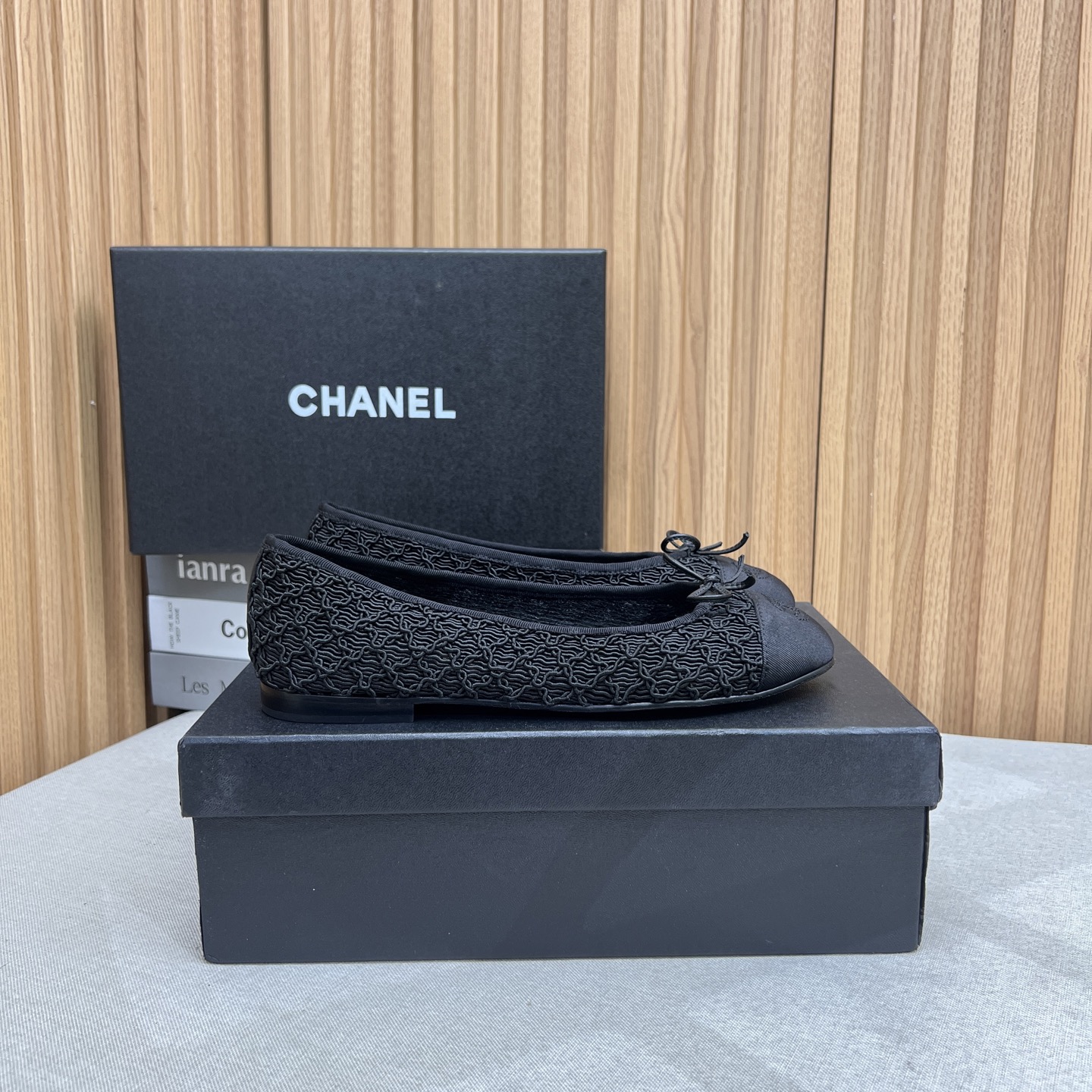 NO:266375,25Fw early spring latest color chanel small fragrance bow ballet flat shoes. Trust me this is a pair of ballet shoes that can take you to a good place. The upper is original lace mesh. The inner lining is not inside. The sole is Italian leather outsole. The size is 34-41. The size is 34-41. Customized without return or exchange. Single shoes, chanel, Leather soles.1986090925Fw早春最新配色chanel小香蝴蝶结芭蕾舞平底单鞋 相信我 这是一双能带你去到好地方的芭蕾舞鞋 鞋面原版蕾丝网布面 内里无内里 鞋底意大利真皮大底 码数34-41正码（34.40.41定制不退换）,单鞋,chanel,Leather soles,Women's Shoes