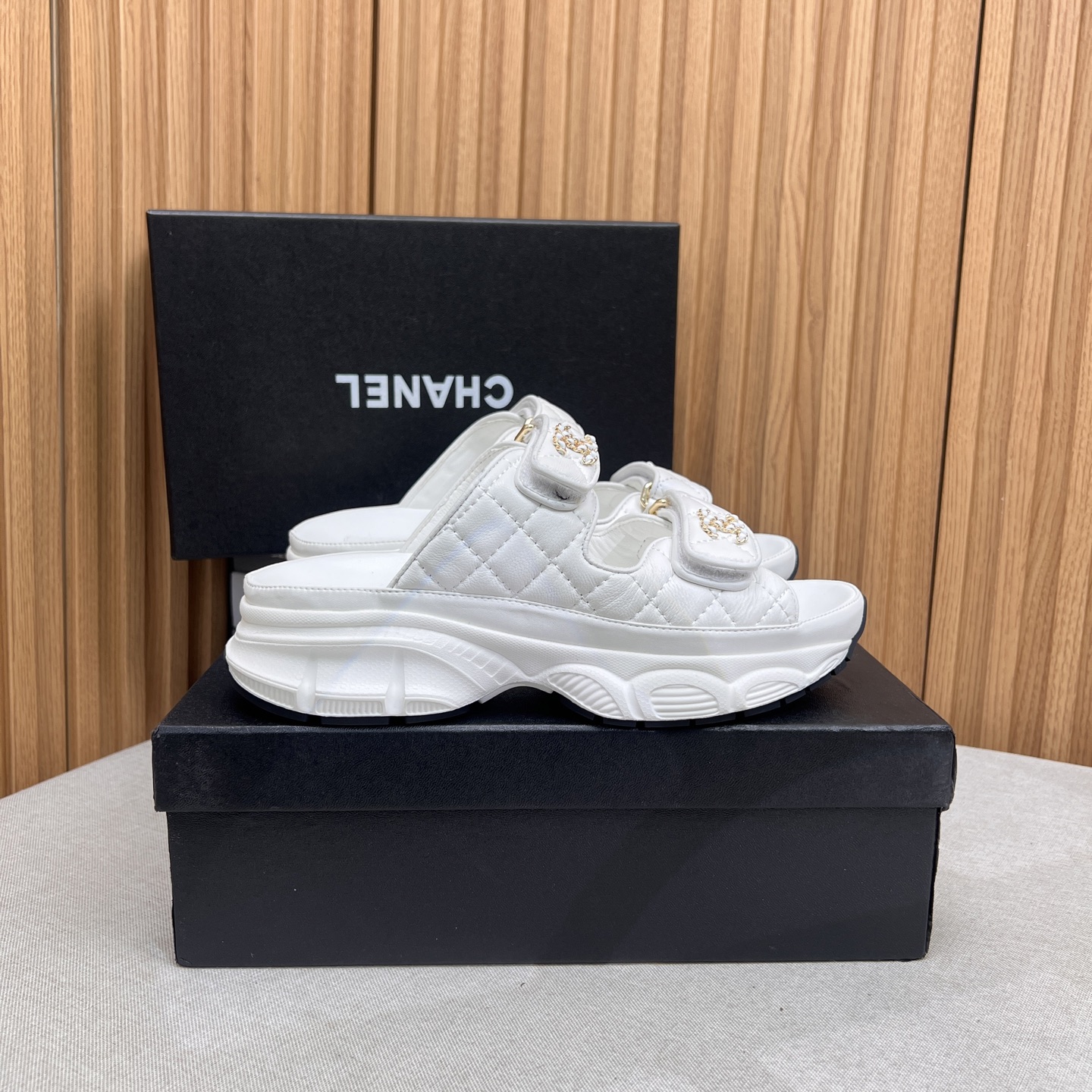 NO:266369,The latest fabrics in spring and summer - the main promotion of Velcro beach sandals new color series ★★★★★ Many celebrities are here to watch, a versatile series that domestic and foreign bloggers are popular, a must-have for spring and summer wardrobe matching, the first choice for sandals. Upper imported super soft sheepskin (silk) inner lining: imported crystal sheepskin inner lining, large sole mold custom tpu Shoe size: 35-39 (40, 41, custom made without return) Delivery latest luxury counter synchronous packaging Cloth leather, slippers sandals, sandals, slippers, sheepskin, silk fabric19860909春夏最新面料——主推魔术贴沙滩凉鞋新色系列上新 ★★★★★ 众多明星网红上脚,国内外博主刷爆的一个百搭系列,春夏衣橱搭配必备 凉鞋首选. 鞋面进口超柔羊皮（绸缎）  内里: 进口水晶羊皮内里 大底开模定制tpu 鞋码: 35-39（40、41、定做不退换） 配送豪华最新专柜同步包装 布皮,拖鞋凉鞋,sandals,slippers,sheepskin,silk fabric,Women's Shoes