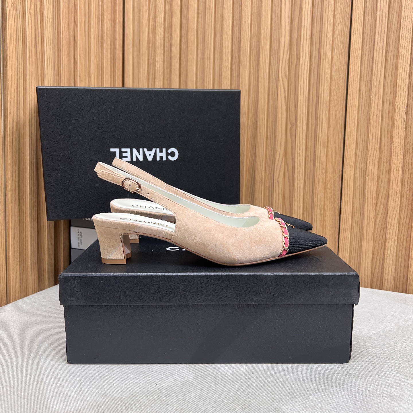 NO:266366,Chanel~~Chanel Xiaoxiangfeng 2025 new low-heel spliced ​​women's shoes pointed toe chain empty sandals, classic and versatile, catwalk grass style, little red book master check-in style, super good mid-heel sandals... Mary Zhen's retro style is really beautiful and comfortable, it's really too ladylike, full sheepskin spliced ​​fabric full sheepskin inner 4.5cm low heel. Genuine leather big sole small pointed toe design 35-39 (40.41 standard size) Original packaging, sandals, chanel, chanel, sandals, mary jane, sheepskin, Leather soles19860909chanel~~香奈儿小香风2025新款低跟拼接女鞋尖头链条后空凉鞋,经典百搭,T台秀种草款,小红书达人打卡款,超级受棒的一款中跟凉鞋……玛丽珍复古风真的是好看又舒适,真的太淑女啦, 全羊皮拼接面料全羊皮内里4.5cm低跟.真皮大底小尖头设计 35—39（40.41定正码） 原版包装,凉鞋,chanel,chanel,sandals,mary jane,sheepskin,Leather soles,Women's Shoes