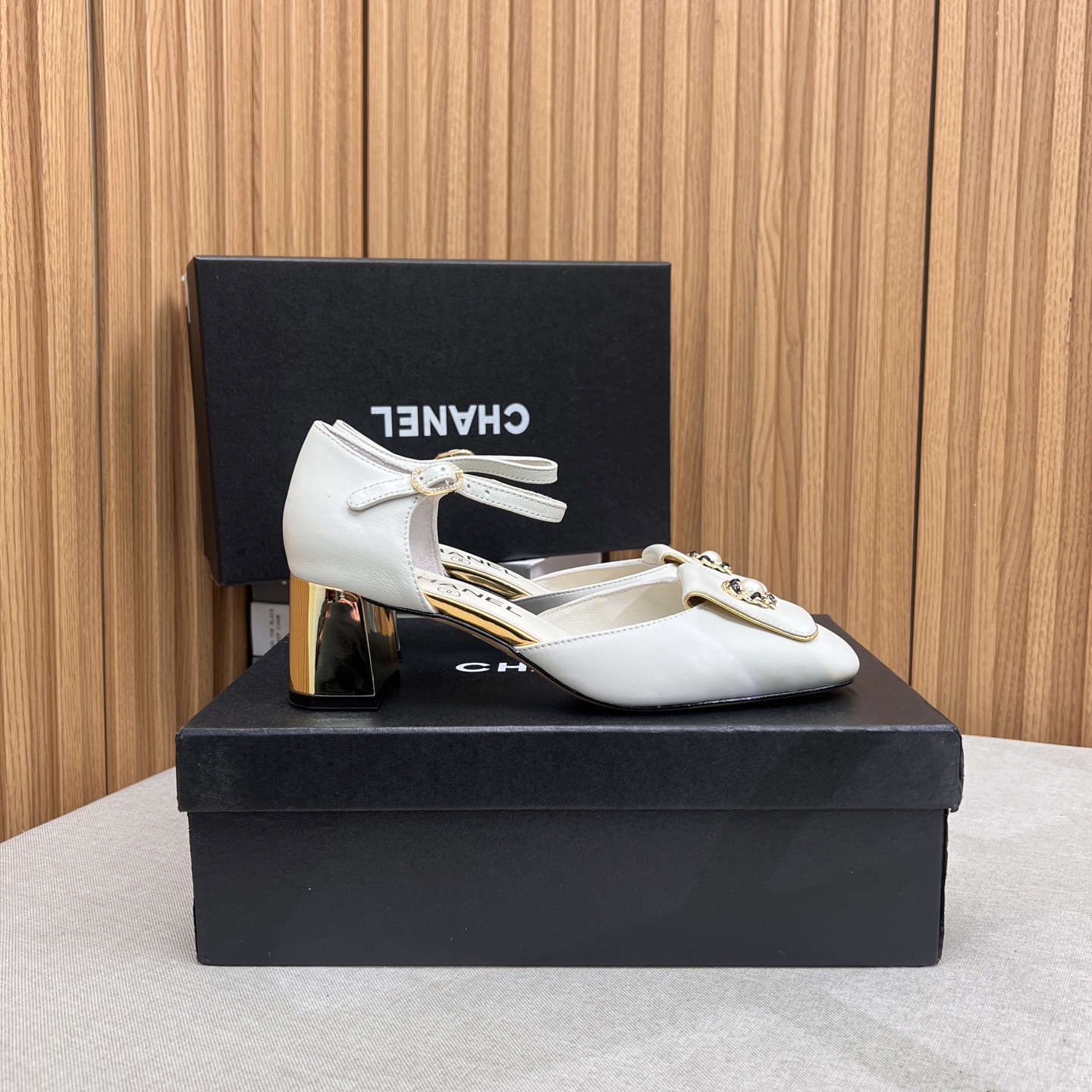 NO:266363,The most popular high-heeled electroplated gold thick heeled lid shoes in early spring. The counter is simply robbed. The photos are popular on major social platforms. This issue's catwalk is definitely too handsome and is definitely the hottest style of this season. The counter fairies are really too aware of the goods. They don't get stuck or scratch their feet. The texture is very soft and comfortable. Classic color matching, super versatile. 1 fabric: mixed-bred sheepskin 2 linings: environmentally friendly imported sheepskin inner 3 big soles: genuine leather soles, heel height 5.5cm 4 sizes 35-40 (40 41 custom made), sandals, sandals, sheepskin, gold plating, Leather soles1986090925早春最火爆高跟电镀金色粗跟盖子鞋中空凉鞋 专柜简直疯抢了,各大社交平台热门晒图,这期的走秀款绝对太帅了,绝对是这一季最热门的款式,专柜仙女们真的太识货了,不卡脚也不会磨脚,质感上脚是非常柔软舒服的.经典的配色,超级百搭. 1面料:混种羊皮 2内里:环保进口羊皮内里 3大底:真皮大底,跟高5.5cm 4码数35-40（40 41定做）,凉鞋,sandals,sheepskin,gold plating,Leather soles,Women's Shoes