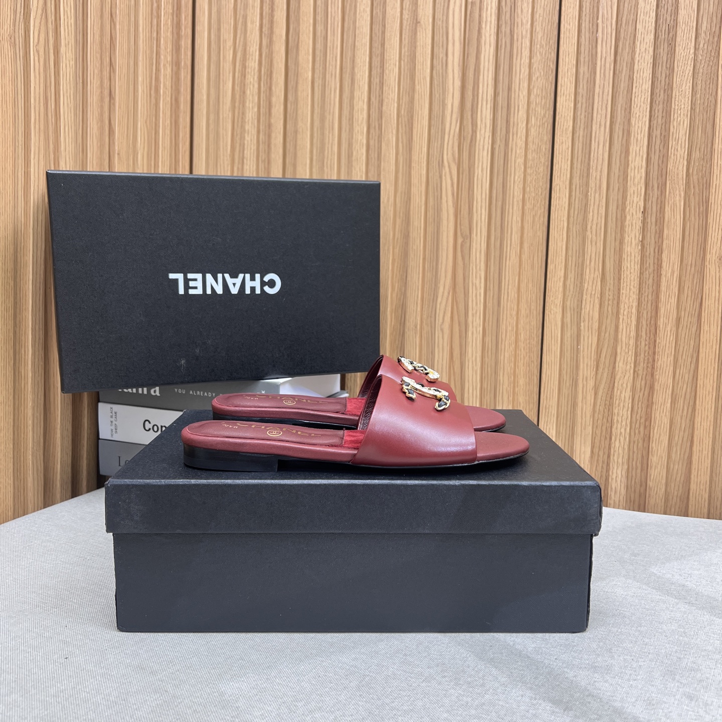 NO:266354,P Xiaoxiang 25/A Spring and Summer Small Shoes Counter Quality One of the must-have classics every year!  Design More highlight and taste~ All materials are customized according to the original version!  Buy genuine products to develop. Universal and versatile artifact, summer beach, durable model. Fabric imported cowhide, soft and delicate texture, imported sheepskin inside, outsole, Italian thickened leather outsole, size 35-40 (customized for 40, 41), slippers, slippers, cowhide, sheepskin, Leather soles19860909P 小香25/A春夏 小单鞋 专柜品质 每年必入的经典款之一！设计 更加彰显和品味～所有材质都根据原版定制！购入正品开发.万能百搭神器,夏日沙滩,耐造款. 面料 进口牛皮,质感柔软细腻 内里进口羊皮 大底意大利加厚真皮大底 码数35-40（40、41定做）,拖鞋,slippers,cowhide,sheepskin,Leather soles,Women's Shoes