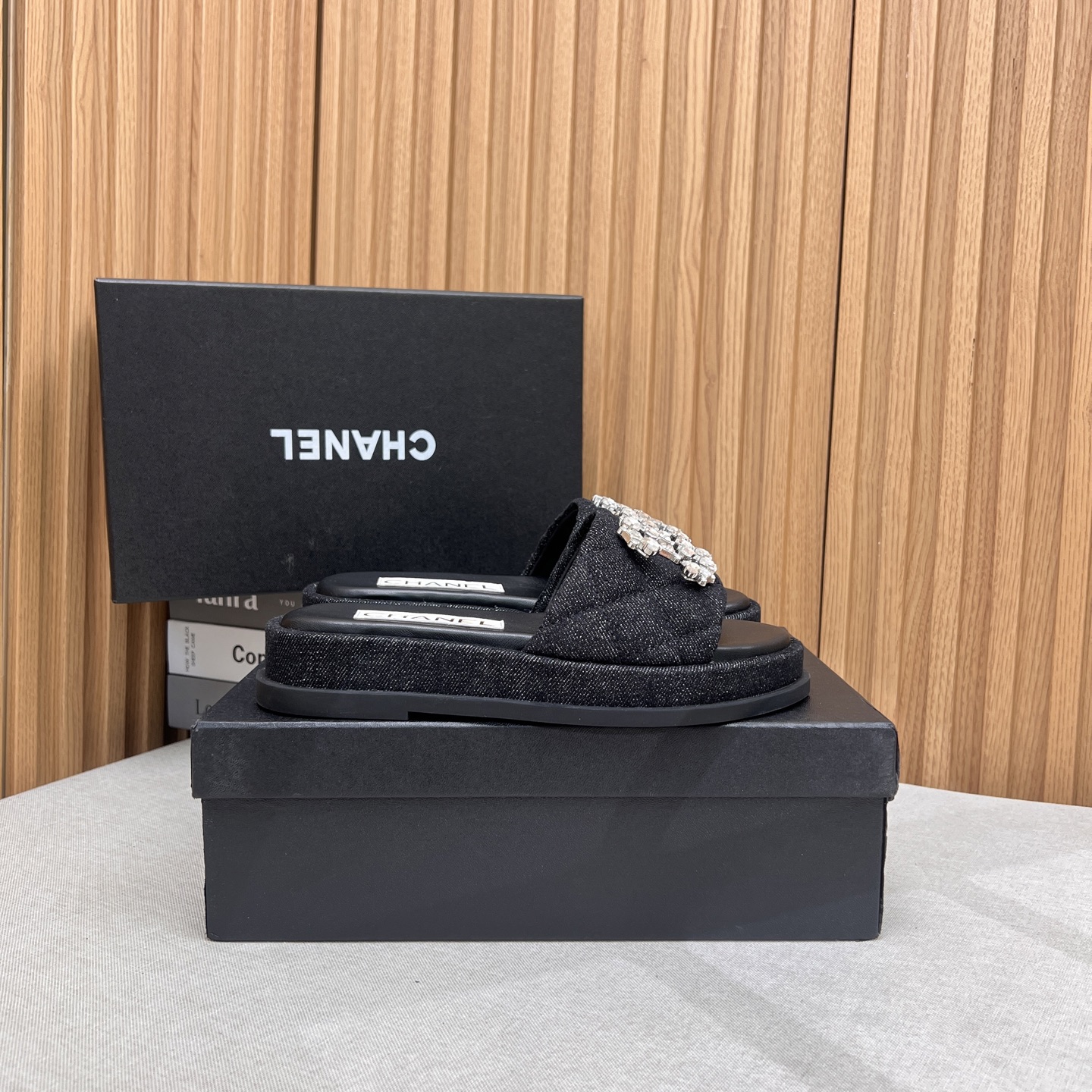 NO:266357,2025ss CHANEL Candy Color Flat-Soled Diamond Thick-Soled Slippers are coming. Colorful colors such as playful pink, fresh blue, vibrant yellow, etc., full of youthful vitality, and easily illuminate the outfit. The iconic double C logo is inlaid with shining rhinestones, luxurious style, and full of high-quality materials to create a comfortable foot feel. Whether it is walking on the street or vacation and leisure, it can add unique charm to you, help you become the focus of fashion, and make every step look unique. 35-39. (40.41 fixed), slippers, chanel, chanel, slippers198609092025ss CHANEL香奈儿糖果色彩色平底钻厚底扣拖鞋来袭.缤纷色彩如俏皮粉色、清新蓝色、活力黄色等,洋溢着青春活力,轻松点亮穿搭.标志性双C logo 镶嵌闪耀水钻,奢华格调拉满.优质材质打造,脚感舒适.无论是漫步街头,还是度假休闲,它都能为你增添独特魅力,助你成为时尚焦点,让每一步都踏出别样风采.35-39.（40.41定）,拖鞋,chanel,chanel,slippers,Women's Shoes