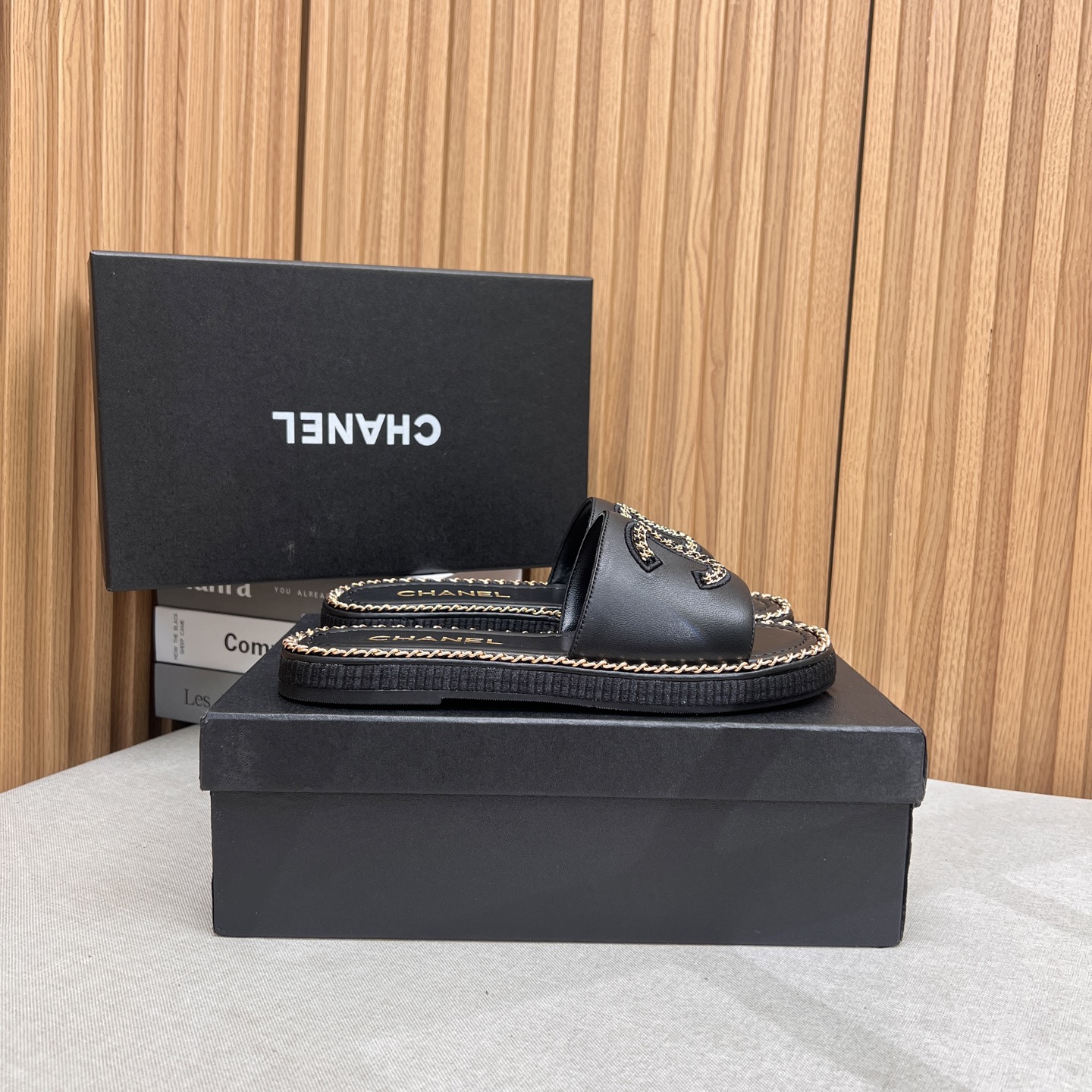 NO:266360,2025★★★★★★ Many celebrities are here to watch, a versatile series that domestic and foreign bloggers are popular, a must-have for spring and summer wardrobe matching. Sandals are the first choice. Upper and satin. Inner: imported crystal sheepskin inner lining. Original mold-open custom rubber sole. Shoe size: 35-39 (40, 41, custom made without return) Delivery. The latest luxury counter synchronous packaging, slippers, sandals, slippers, sheepskin, silk fabric198609092025★★★★★ 众多明星网红上脚,国内外博主刷爆的一个百搭系列,春夏衣橱搭配必备 凉鞋首选 鞋面绸缎  内里: 进口水晶羊皮内里 大底原版开模定制橡胶大底 鞋码: 35-39（40、41、定做不退换） 配送豪华最新专柜同步包装,拖鞋,sandals,slippers,sheepskin,silk fabric,Women's Shoes