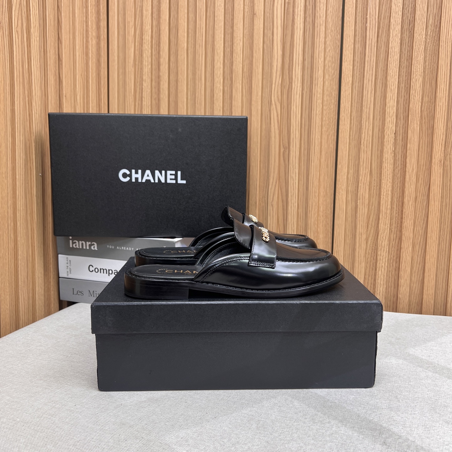 NO:266380,P half-touch single shoes. The new spring Chanel small scented diamond buckle letter mark Love lazy half-slippers, which can be worn all year round. No matter when you take it out, it is very high-end and attractive. Shopping and attracting attention!  Easy to wander in commuting and casual occasions, be a casual and fashionable and elegant woman~ Cowhide/butter, inner lambskin, sole Italian leather outsole, size 35-39 (40/41 custom-made, non-return and exchange), loafers semi-trailer, chanel, chanel, loafers, slippers, cowhide, sheepskin, Leather soles19860909p半拖单鞋 春季新款Chanel香奈儿小香钻扣字母标乐福懒人半拖鞋,一年四季皆可穿 不管什么时候拿出来搭配都贼高级耐看 逛街压马路赚足眼球！轻松游走于通勤和休闲场合 做个漫不经心的时髦优雅女子～ 鞋面牛皮/牛油 内里小羊皮 鞋底意大利真皮大底 码数35-39（40/41定制不退换）,乐福鞋半拖,chanel,chanel,loafers,slippers,cowhide,sheepskin,Leather soles,Women's Shoes