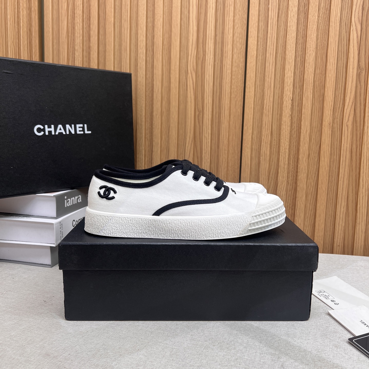 NO:382549,Chanel Chanel Panda Shoes!  Top casual sneakers for the 2025 counter This classic design; the sole is fashionable and sporty; it is an extraordinary variety of color matching elements... The diversified mix and match is very beautiful and versatile, casual, fashionable, sports, and outdoors can be taken into consideration... Go material The upper is made of original denim The inner is made of original sheepli + net Outsole based on the original TPU combination sole The counter is made of high-quality packaging for women 35–41, casual shoes/sports shoes, chanel, chanel, sneakers19860909Chanel香奈儿熊猫鞋！2025专柜顶级休闲款运动鞋 这款经典设计；大底却时尚运动；不平凡的拥入了多种配色元素…… 多元化混搭非常好看百搭,休闲,时尚,运动,户外都能兼顾…… Go 材料 鞋面采用 原版牛仔布 内里采用 原版羊里+网 大底根据 原版TPU组合大底 专柜精品包装全套女35–41,休闲鞋/运动鞋,chanel,chanel,sneakers,Women's Shoes