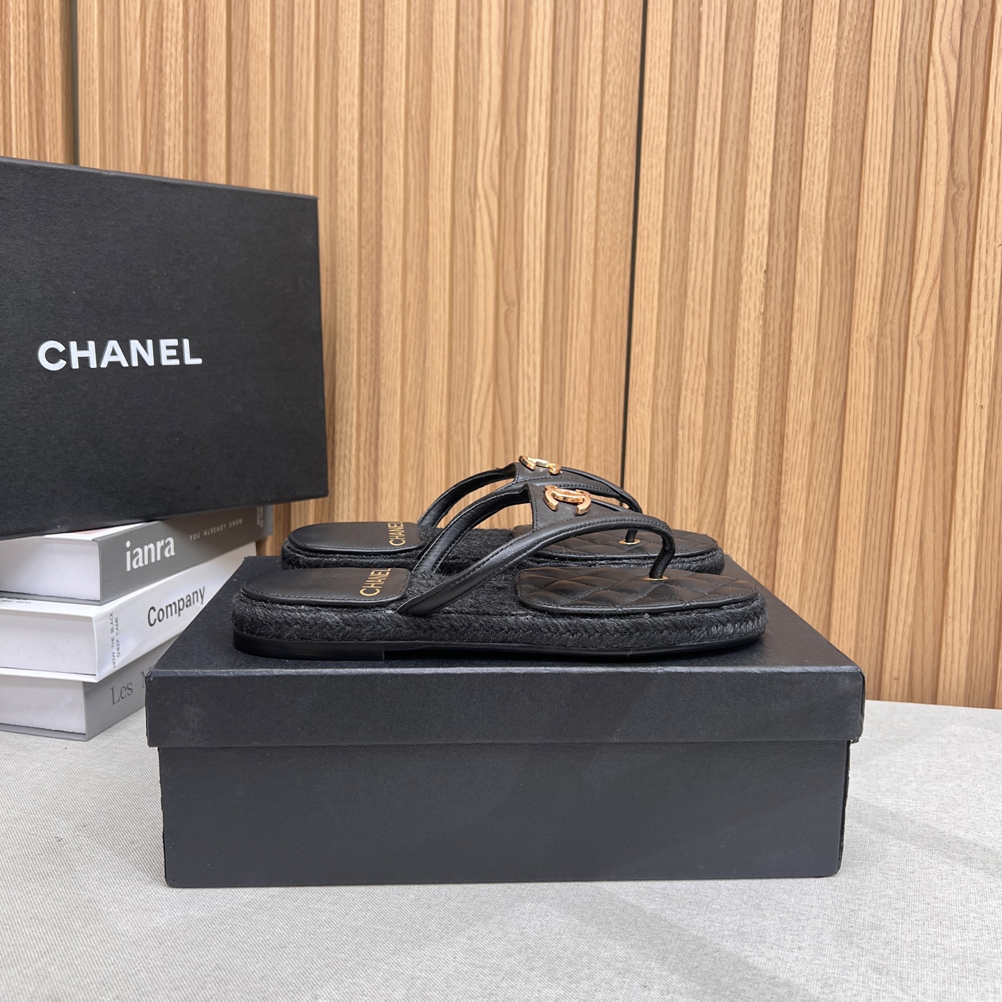 NO:382545,2025★★★★★★ Many celebrities are here to watch, a versatile series that domestic and foreign bloggers are popular with, a must-have for spring and summer wardrobe matching, the first choice for sandals. Diamond design exclusive to Xiangjia, upper sheepskin, inner lining: imported crystal sheepskin, original mold-open custom rubber sole, shoe size: 35-39 (40, 41, customized, non-return and exchange) Delivery luxury latest counter synchronous packaging, split-toe shoes, chanel, sheepskin198609092025★★★★★ 众多明星网红上脚,国内外博主刷爆的一个百搭系列,春夏衣橱搭配必备 凉拖首选.菱格设计香家专属 鞋面羊皮  内里: 进口水晶羊皮内里 大底原版开模定制橡胶大底 鞋码: 35-39（40、41、定做不退换） 配送豪华最新专柜同步包装,分趾鞋,chanel,sheepskin,Women's Shoes