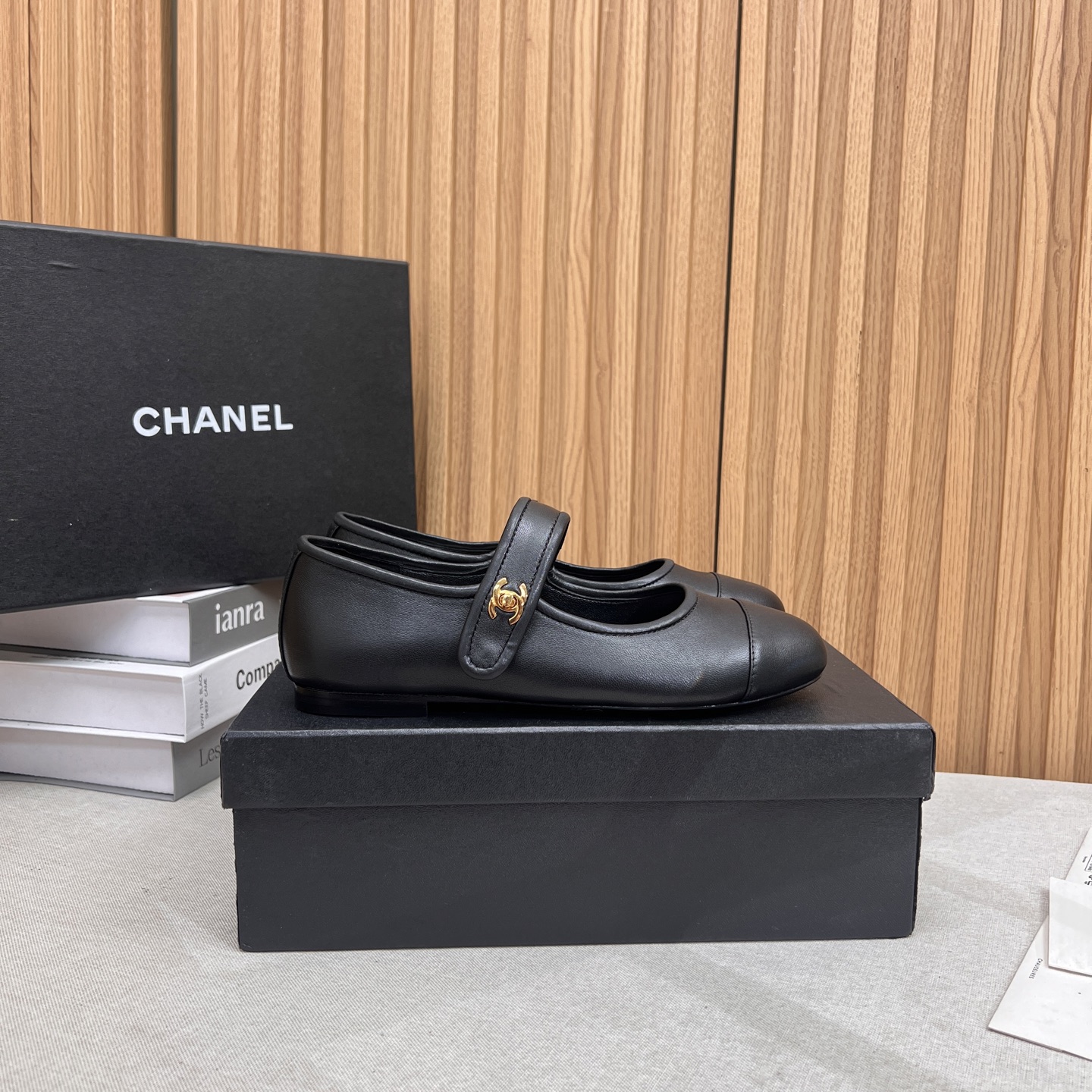 NO:382570,2025★★★★★★ Many celebrities are popular, a versatile series that domestic and foreign bloggers are popular. A must-have for spring and summer wardrobe matching. Sandals are the first choice. Diamond design exclusive to fragrant house. Upper cowhide (mesh) Lift: imported crystal sheepskin inner lining, original mold-open custom leather sole Shoe size: 35-39 (40, 41, custom-made, no return or exchange) Delivery luxury latest counter synchronous packaging, single shoes, chanel, cowhide, sheepskin, Leather soles198609092025★★★★★ 众多明星网红上脚,国内外博主刷爆的一个百搭系列,春夏衣橱搭配必备 凉拖首选.菱格设计香家专属 鞋面牛皮（网纱）  内里: 进口水晶羊皮内里 大底原版开模定制真皮大底 鞋码: 35-39（40、41、定做不退换） 配送豪华最新专柜同步包装,单鞋,chanel,cowhide,sheepskin,Leather soles,Women's Shoes