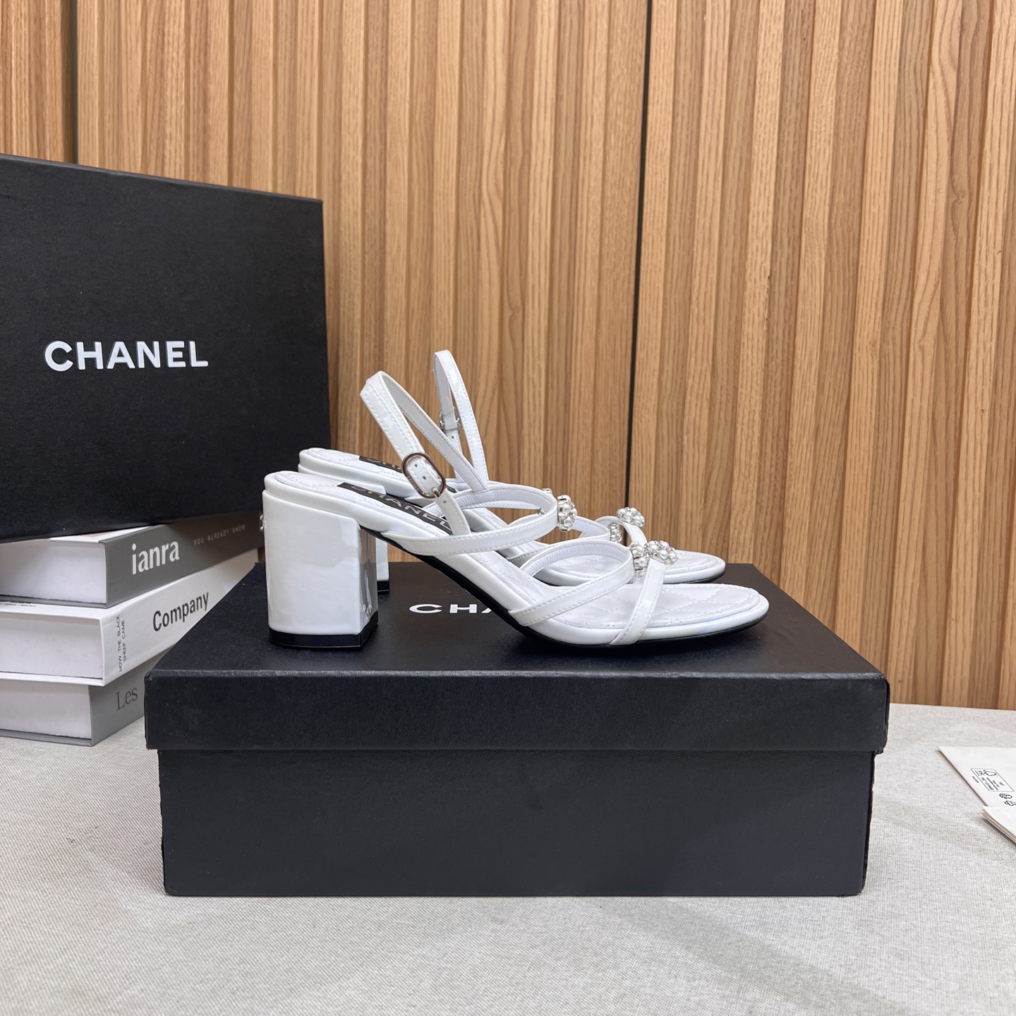 NO:382567,2025★★★★★★ Many celebrities are here to watch, a versatile series that domestic and foreign bloggers are popular with, a must-have for spring and summer wardrobe matching, the first choice for sandals. Diamond design exclusive to fragrant home, upper cowhide, inner lining: imported crystal sheepskin inner lining, original mold-open custom leather sole, shoe size: 35-39 (40, 41, custom-made, no return or exchange) Delivery luxury latest counter synchronous packaging, high heels, chanel, sandals, high heels, cowhide, sheepskin, Leather soles198609092025★★★★★ 众多明星网红上脚,国内外博主刷爆的一个百搭系列,春夏衣橱搭配必备 凉拖首选.菱格设计香家专属 鞋面牛皮  内里: 进口水晶羊皮内里 大底原版开模定制真皮大底 鞋码: 35-39（40、41、定做不退换） 配送豪华最新专柜同步包装,高跟鞋凉鞋,chanel,sandals,high heels,cowhide,sheepskin,Leather soles,Women's Shoes