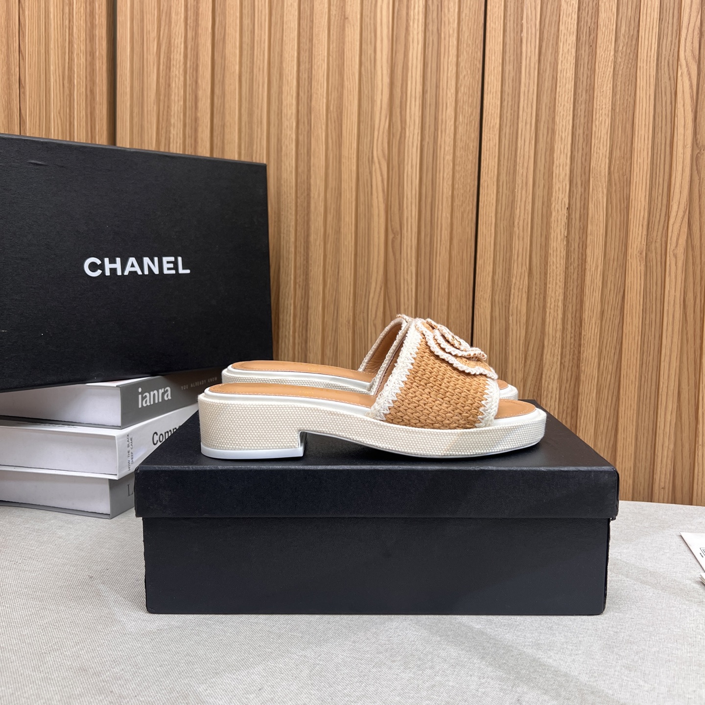 NO:382564,2025★★★★★★ Many celebrities are here to watch, a versatile series that domestic and foreign bloggers are popular with, a must-have for spring and summer wardrobe matching, the first choice for sandals. Diamond design exclusive to fragrant home, upper knitted lining: imported crystal sheepskin inner lining, original mold-open custom leather sole, shoe size: 35-39 (40, 41, custom made without return) Delivery luxury latest counter synchronous packaging, slippers, chanel, slippers, sheepskin, Leather soles198609092025★★★★★ 众多明星网红上脚,国内外博主刷爆的一个百搭系列,春夏衣橱搭配必备 凉拖首选.菱格设计香家专属 鞋面针织  内里: 进口水晶羊皮内里 大底原版开模定制真皮大底 鞋码: 35-39（40、41、定做不退换） 配送豪华最新专柜同步包装,拖鞋,chanel,slippers,sheepskin,Leather soles,Women's Shoes