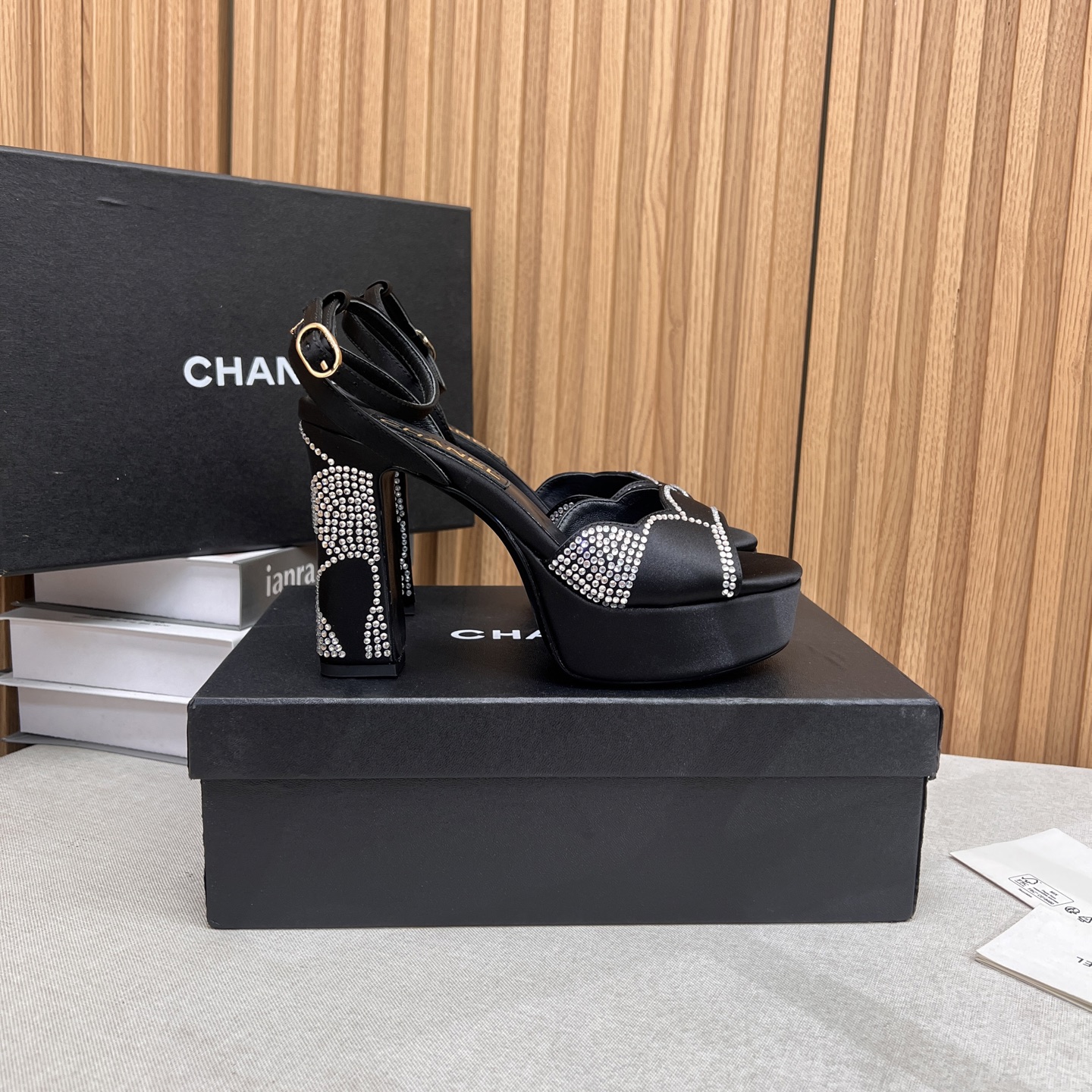 NO:386776,CHANEL 2025/ Early Spring Classic Hot Diamond Waterproof Platform Sandal Slippers Top Version, Simple yet elegant design!  It is easy to wear and dress with freshness and elegance, vivid, intellectual and elegant, and contains an unrestrained and fashionable attitude. This attitude is released from the bottom of your heart and is only your beauty sustenance!  Upper cloth with iron diamond heel, imported mixed-bred sheepskin, footbed, outsole, imported Italian leather outsole, heel height 9cm, waterproof platform 3cm, size 35-40 (40/41 custom made without return or exchange), high heels, chanel, chanel, sandals, high heels, slippers, sheepskin, Leather soles19860909CHANEL香奈儿 2025/ 早春经典烫钻防水台凉鞋拖鞋 顶级版本,简约而不失优雅的设计！好穿好搭清新脱俗,生动知性优雅～更蕴含着不羁的时尚态度,这种态度是从心底里释放出来的,只属于你的美的寄托！ 鞋面布面加烫钻跟 内里进口混种羊皮、垫脚 大底意大利进口真皮大底 跟高9cm 防水台3cm 码数35-40（40/41定制不退换）,高跟鞋凉鞋,chanel,chanel,sandals,high heels,slippers,sheepskin,Leather soles,Women's Shoes