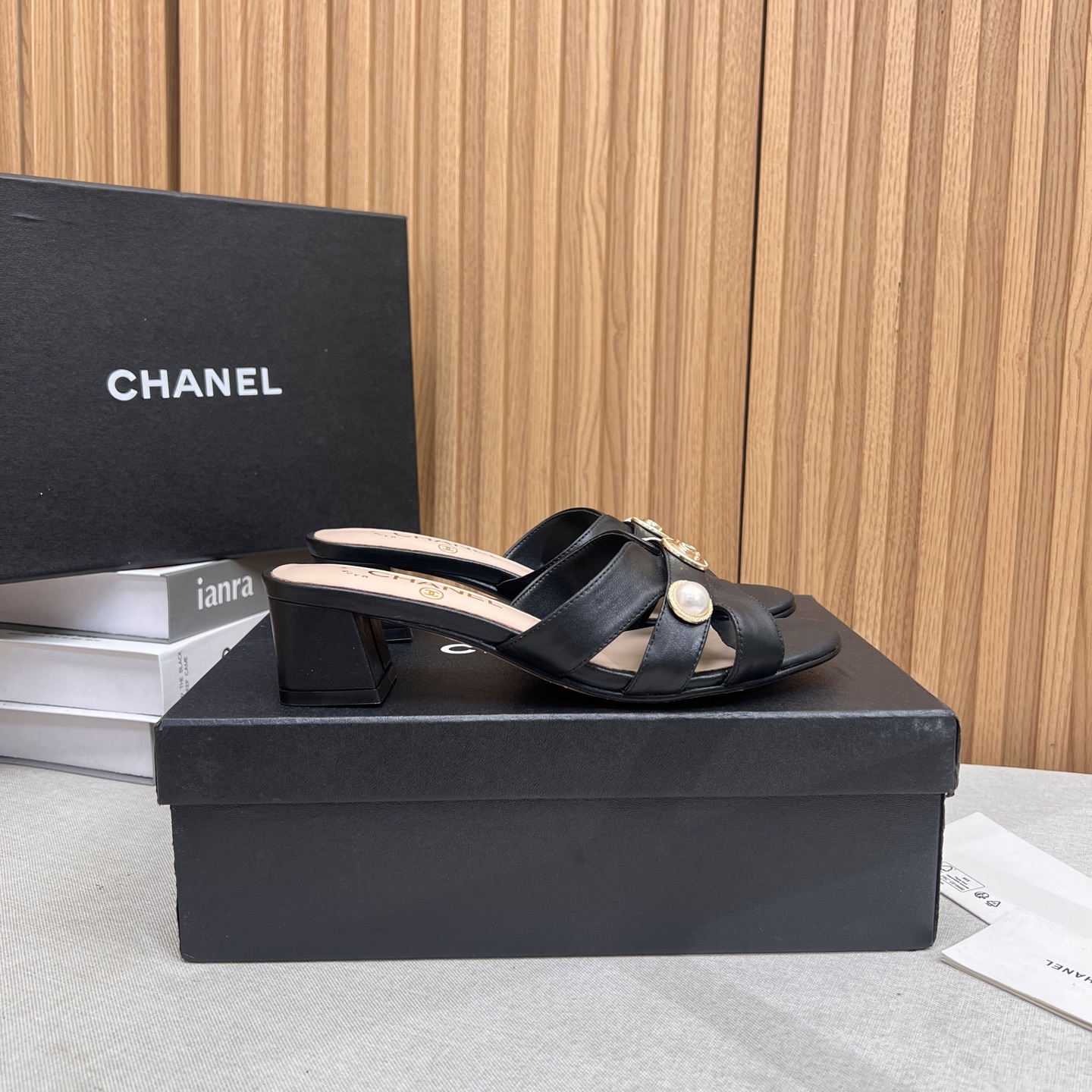 NO:386845,2025★★★★★★ Many celebrities are popular, a versatile series that domestic and foreign bloggers are popular. A must-have for spring and summer wardrobe matching. The first choice for sandals. Design exclusive to Xiangjia. Upper sheepskin. Inner: imported crystal sheepskin inner lining. Original mold-open custom leather sole. Shoe size: 35-39 (40, 41, custom-made, no return or exchange) Delivery luxury latest counter synchronous packaging, slippers, chanel, slippers, sheepskin, Leather soles198609092025★★★★★ 众多明星网红上脚,国内外博主刷爆的一个百搭系列,春夏衣橱搭配必备 凉拖首选.设计香家专属 鞋面羊皮  内里: 进口水晶羊皮内里 大底原版开模定制真皮大底 鞋码: 35-39（40、41、定做不退换） 配送豪华最新专柜同步包装,拖鞋,chanel,slippers,sheepskin,Leather soles,Women's Shoes