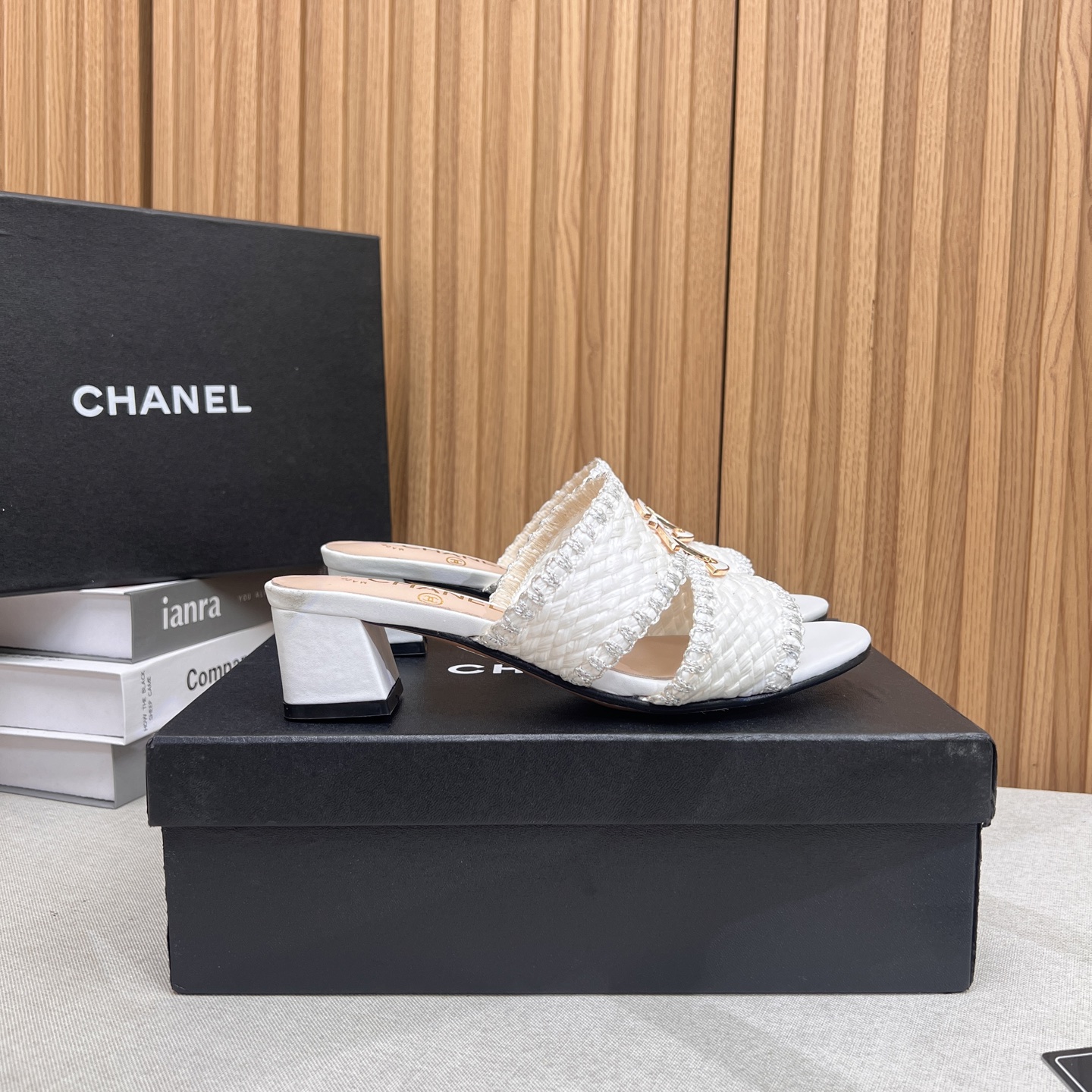 NO:386768,2025★★★★★★ Many celebrities are here to watch, a versatile series that domestic and foreign bloggers are popular with, a must-have for spring and summer wardrobe matching, the first choice for sandals. Design exclusive to Xiangjia, upper and satin, inner lining: imported crystal sheepskin inner lining, original mold-open custom leather sole, shoe size: 35-39 (40, 41, custom-made, no return or exchange) Delivery luxury latest counter synchronous packaging, slippers, chanel, slippers, sheepskin, silk fabric, Leather soles198609092025★★★★★ 众多明星网红上脚,国内外博主刷爆的一个百搭系列,春夏衣橱搭配必备 凉拖首选.设计香家专属 鞋面绸缎  内里: 进口水晶羊皮内里 大底原版开模定制真皮大底 鞋码: 35-39（40、41、定做不退换） 配送豪华最新专柜同步包装,拖鞋,chanel,slippers,sheepskin,silk fabric,Leather soles,Women's Shoes