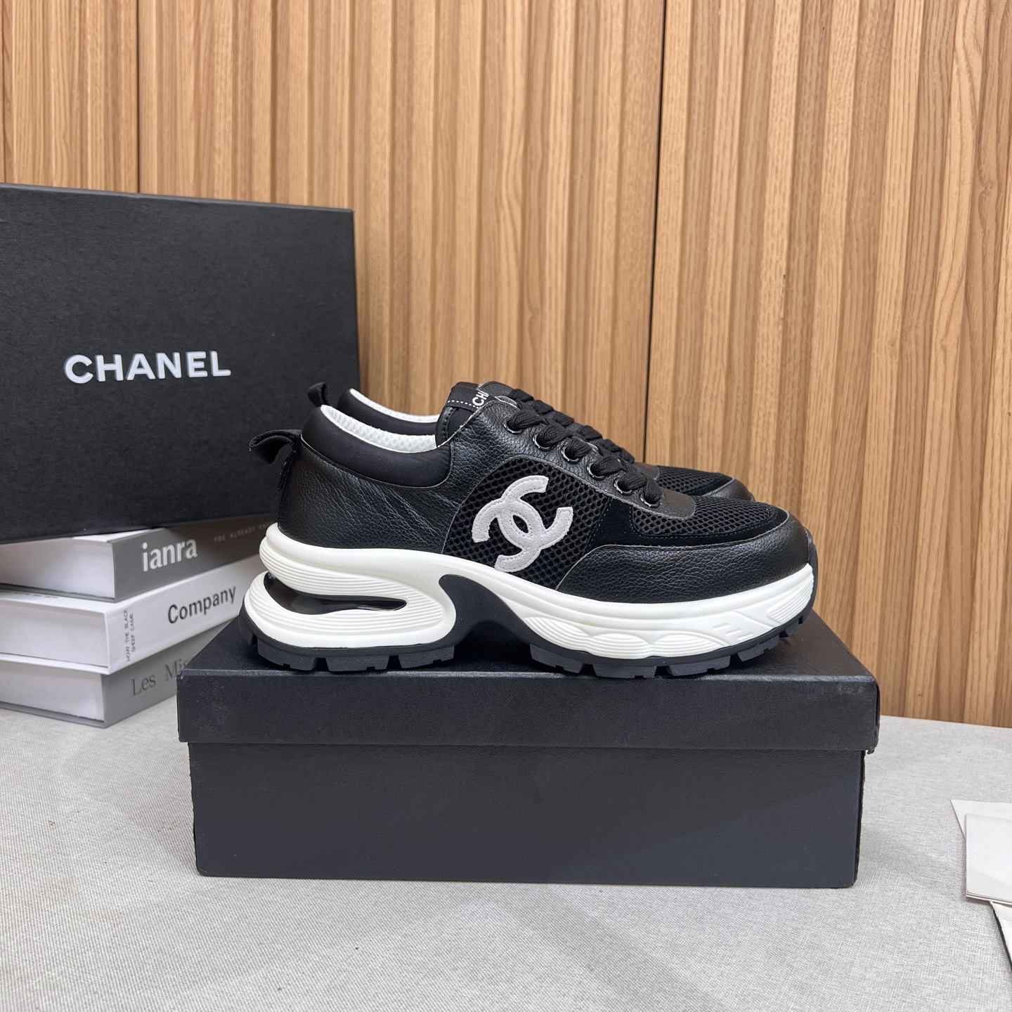 NO:386833,Chanel Chanel Panda Shoes!  Top casual sports shoes for the 2025 counter This classic design; the upper is crafted and electric embroidered style; the sole is fashionable and sporty; it is an extraordinary variety of color matching elements... The diversified mix and match is very beautiful and versatile, casual, fashionable, sports, and outdoors can be taken into account... Go material The upper is made of original imported silk cowhide + original tarp + original top cowhide The inner part is made of original sheepli + net Outsole based on original TPU combination sole The counter is made of high-quality packaging for women 35–41, dad shoes, chanel, chanel, sneakers, cowhide19860909Chanel香奈儿熊猫鞋！2025专柜顶级休闲款运动鞋 这款经典设计；鞋面多种工艺电绣的风格；大底却时尚运动；不平凡的拥入了多种配色元素…… 多元化混搭非常好看百搭,休闲,时尚,运动,户外都能兼顾…… Go 材料 鞋面采用 原版进口头层丝绸牛皮+原版防水布+原版头层牛皮 内里采用 原版羊里+网 大底根据 原版TPU组合大底 专柜精品包装全套女35–41,老爹鞋,chanel,chanel,sneakers,cowhide,Women's Shoes