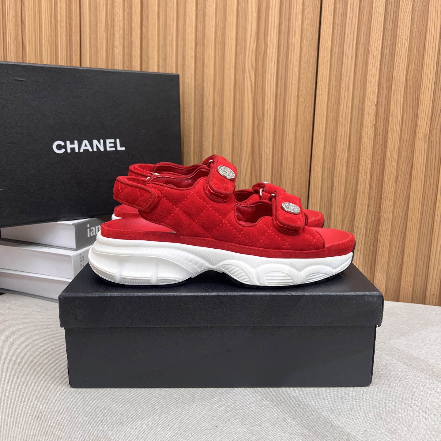 NO:386822,The latest fabrics for spring and summer 2025 - the main promotion of Velcro beach sandals new color series ★★★★★ Many celebrities are here to watch, a versatile series that domestic and foreign bloggers are popular, a must-have for spring and summer wardrobe matching, the first choice for sandals. Upper imported super soft sheepskin (silk) inner lining: imported crystal sheepskin inner lining, large sole mold custom tpu Shoe size: 35-39 (40, 41, custom made without return) Delivery luxury latest counter synchronous packaging Leather, sandals, sandals, sheepskin, silk fabric198609092025春夏最新面料——主推魔术贴沙滩凉鞋新色系列上新 ★★★★★ 众多明星网红上脚,国内外博主刷爆的一个百搭系列,春夏衣橱搭配必备 凉鞋首选. 鞋面进口超柔羊皮（绸缎）  内里: 进口水晶羊皮内里 大底开模定制tpu 鞋码: 35-39（40、41、定做不退换） 配送豪华最新专柜同步包装 皮,凉鞋,sandals,sheepskin,silk fabric,Women's Shoes