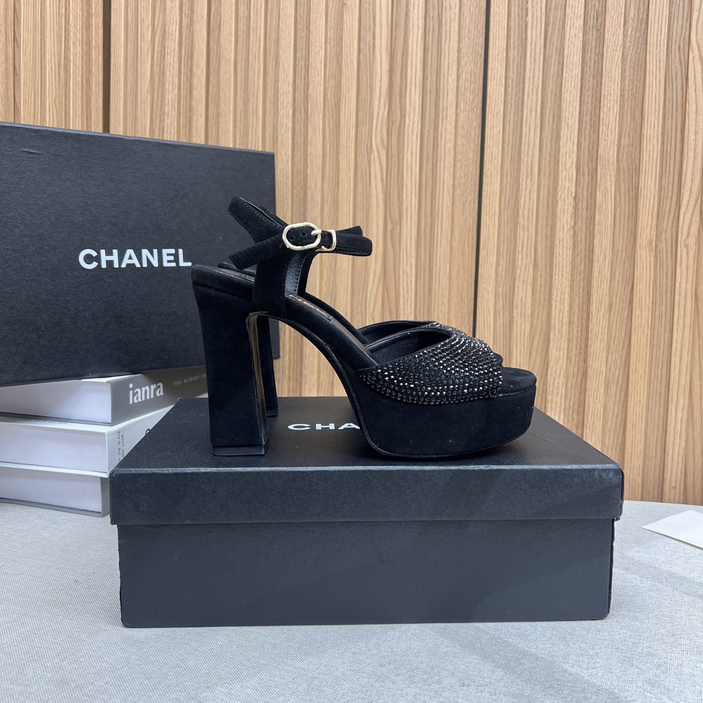 NO:402353,2025★★★★★★ Many celebrities are here to watch, a versatile series that domestic and foreign bloggers are popular with, a must-have for spring and summer wardrobe matching, the first choice for sandals. Diamond design exclusive to the upper, reverse velvet, diamond, inner lining: imported crystal sheepskin inner lining, original mold-open custom leather sole, shoe size: 35-39 (40, 41, custom-made, no return or exchange) Delivery luxury latest counter synchronous packaging, high heels, sandals, chanel, sandals, high heels, sheepskin, Leather soles198609092025★★★★★ 众多明星网红上脚,国内外博主刷爆的一个百搭系列,春夏衣橱搭配必备 凉拖首选.菱格设计香家专属 鞋面反绒烫钻  内里: 进口水晶羊皮内里 大底原版开模定制真皮大底 鞋码: 35-39（40、41、定做不退换） 配送豪华最新专柜同步包装,高跟鞋凉鞋,chanel,sandals,high heels,sheepskin,Leather soles,Women's Shoes