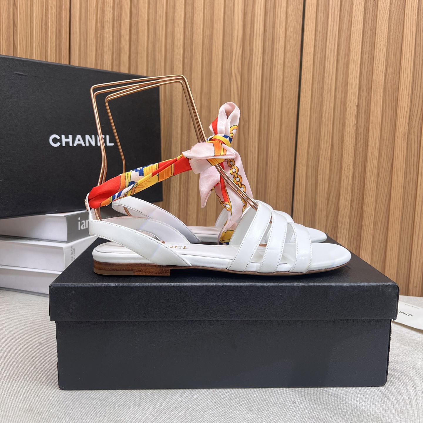 NO:404877,2025★★★★★★ Many celebrities are here to watch, a versatile series that domestic and foreign bloggers are popular with, a must-have for spring and summer wardrobe matching, the first choice for sandals. Diamond design exclusive to the fragrant family, upper sheepskin lining: imported crystal sheepskin lining, original mold-open custom leather sole, shoe size: 35-39 (40, 41, custom-made, no return or exchange) Delivery luxury latest counter synchronous packaging, sandals, chanel, sandals, sheepskin, Leather soles198609092025★★★★★ 众多明星网红上脚,国内外博主刷爆的一个百搭系列,春夏衣橱搭配必备 凉拖首选.菱格设计香家专属 鞋面羊皮  内里: 进口水晶羊皮内里 大底原版开模定制真皮大底 鞋码: 35-39（40、41、定做不退换） 配送豪华最新专柜同步包装,凉鞋,chanel,sandals,sheepskin,Leather soles,Women's Shoes